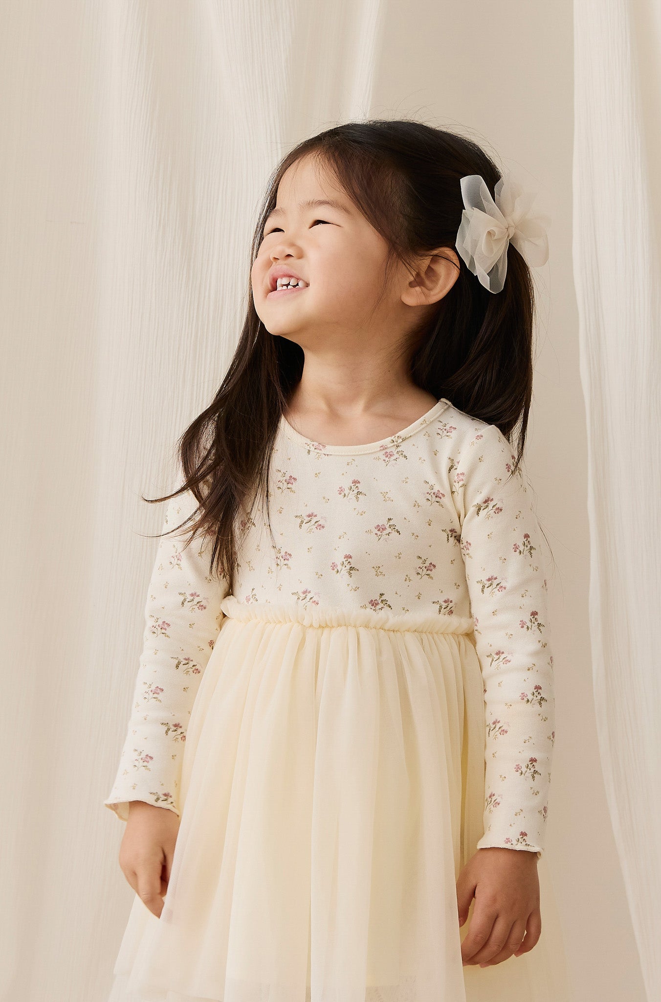 Robe de soirée en tulle ivoire à manches longues avec corsage en coton et motif floral pour fille