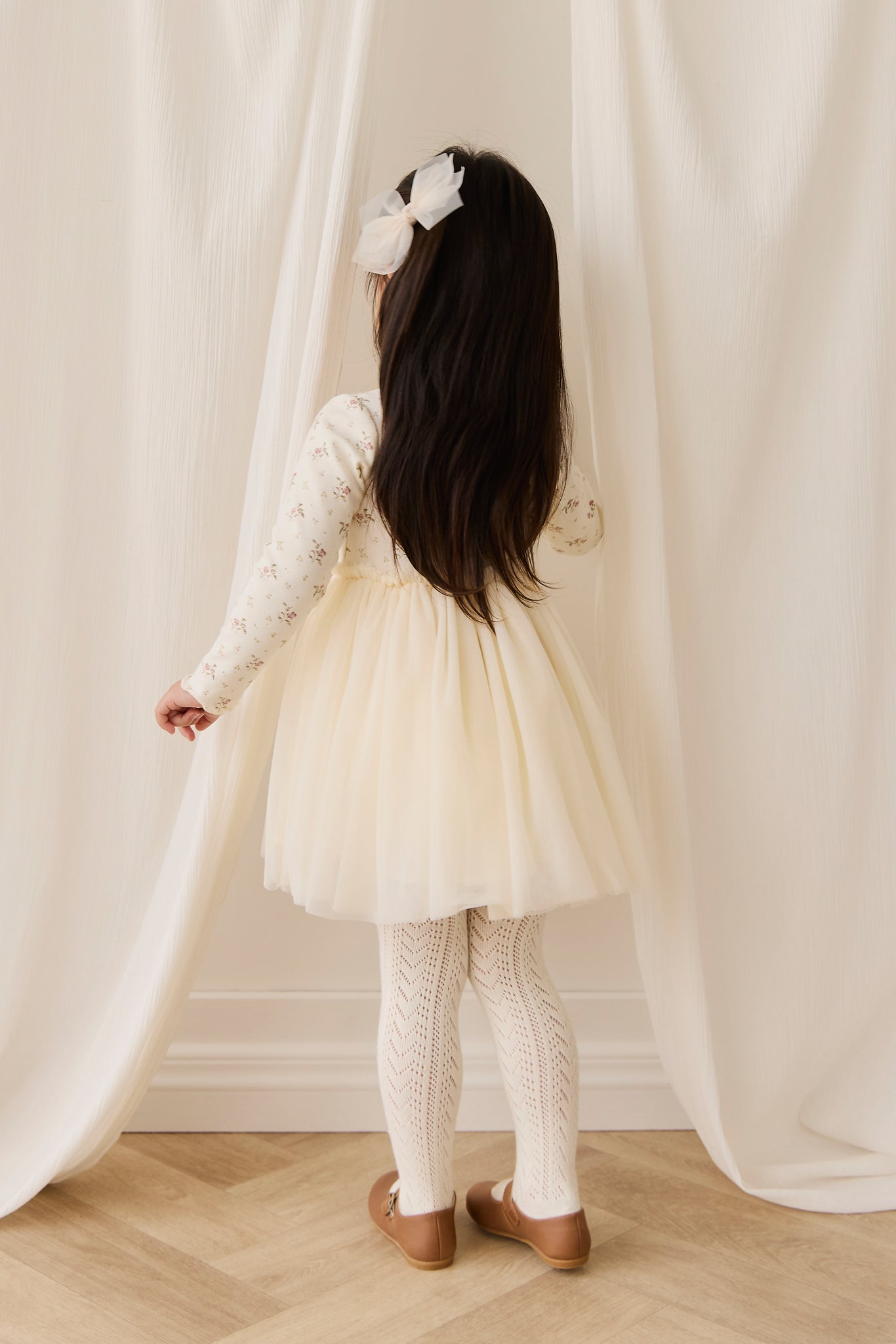 Robe de soirée en tulle ivoire à manches longues avec corsage en coton et motif floral pour fille
