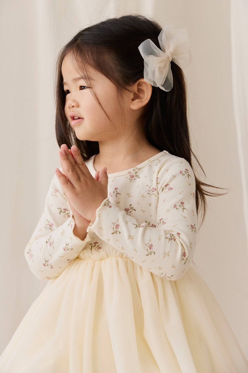 Robe de soirée en tulle ivoire à manches longues avec corsage en coton et motif floral pour fille