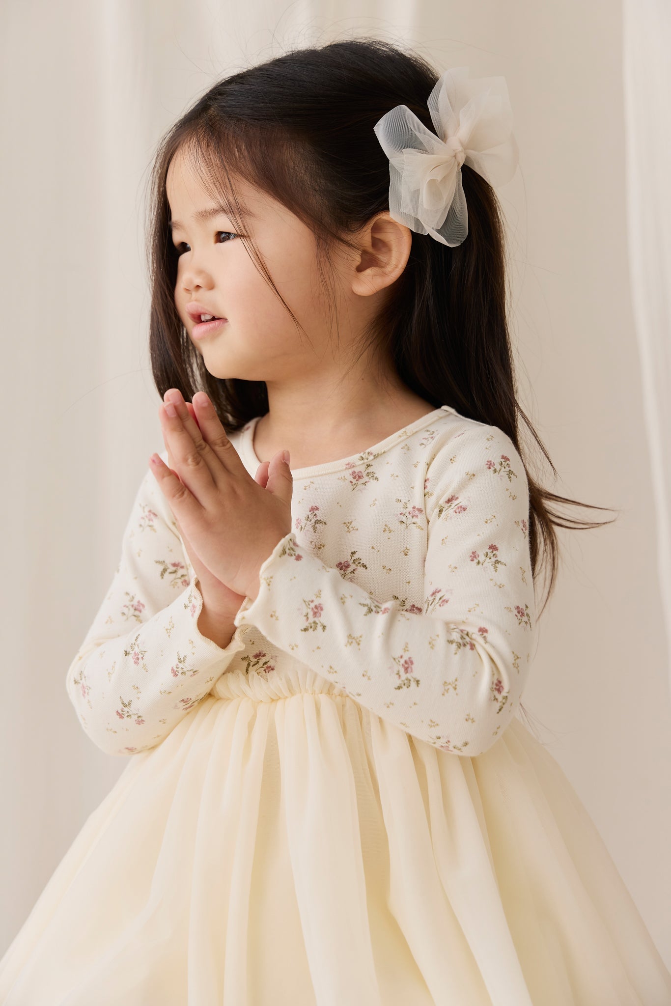 Robe de soirée en tulle ivoire à manches longues avec corsage en coton et motif floral pour fille