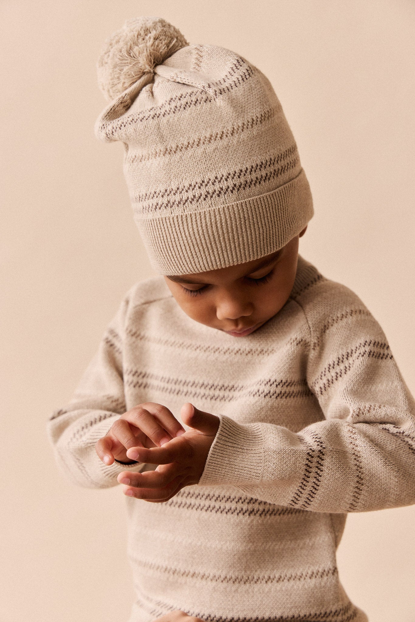 Bonnet en tricot à pompon rayé pour bébé et tout-petit