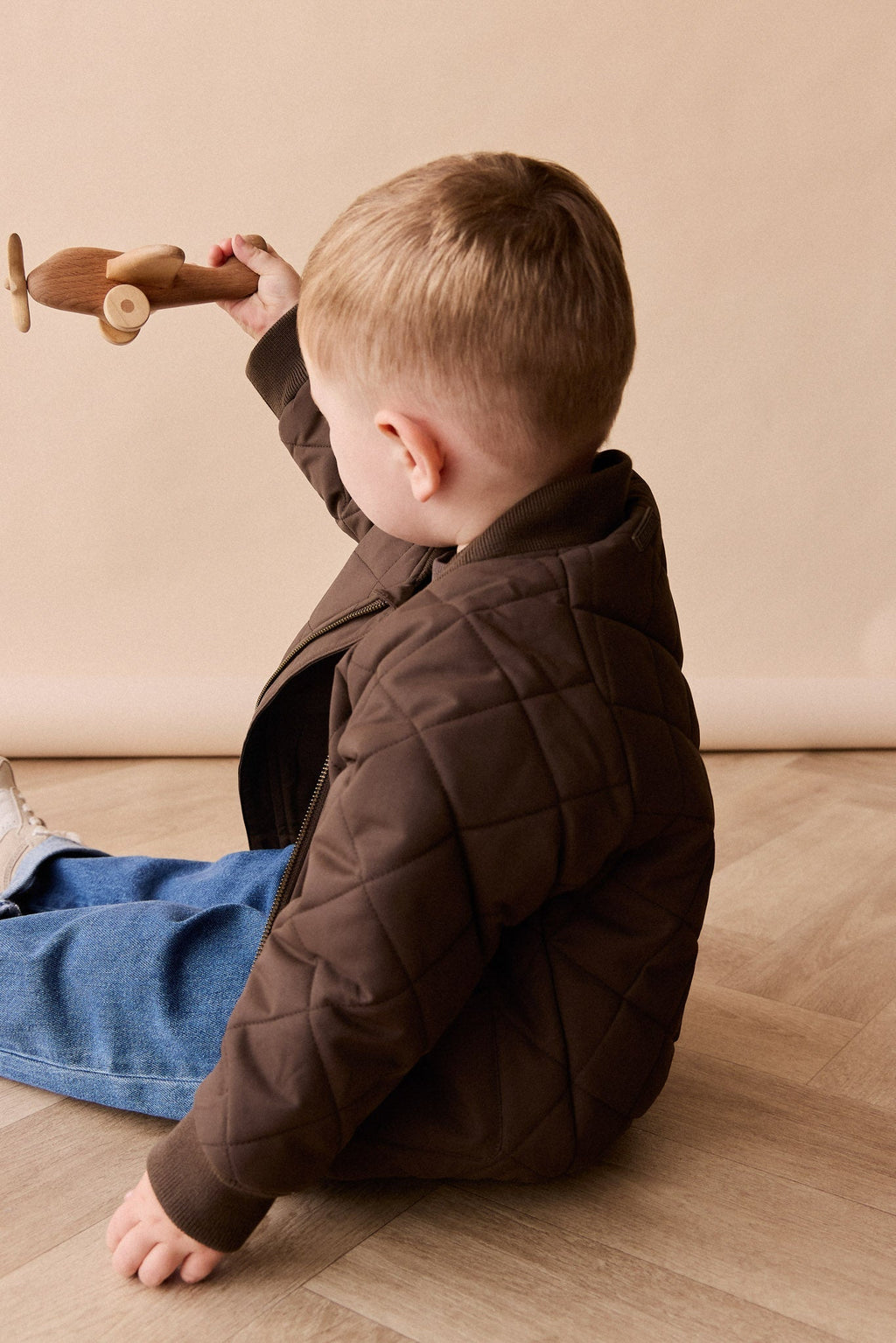 Veste d'extérieur matelassée zippée en tissu recyclé pour enfant, coloris café foncé