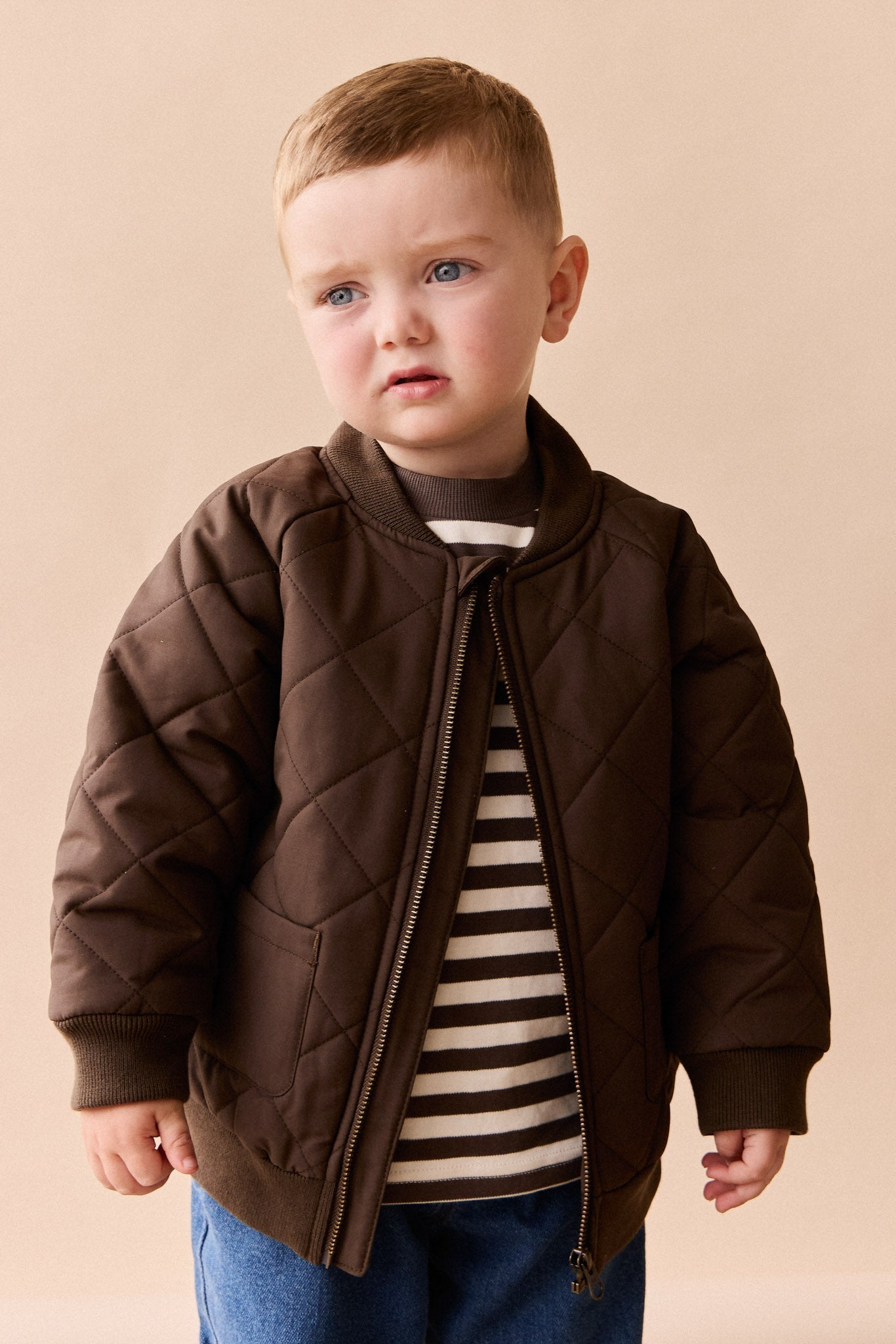 Veste d'extérieur matelassée zippée en tissu recyclé pour enfant, coloris café foncé