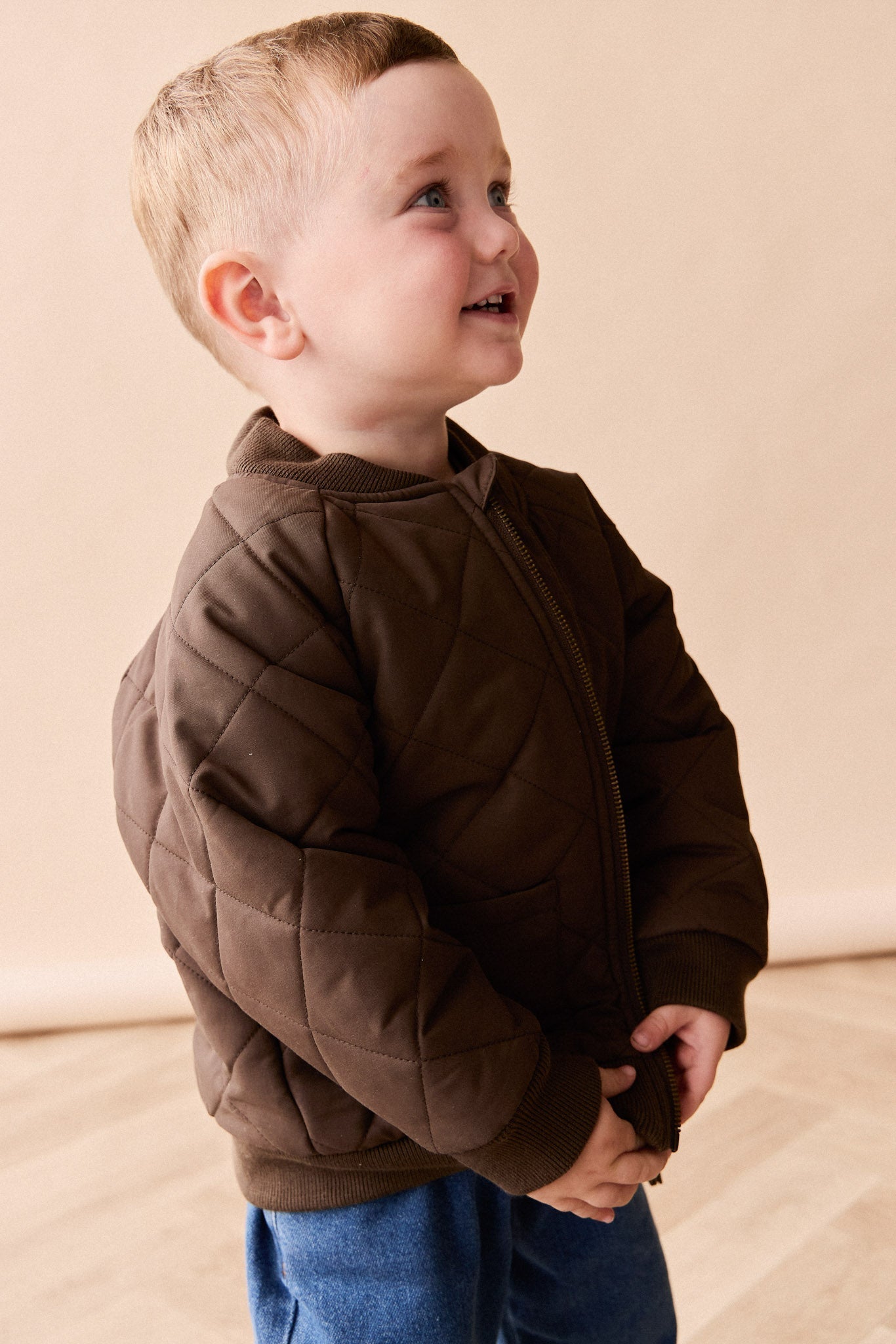 Veste d'extérieur matelassée zippée en tissu recyclé pour enfant, coloris café foncé