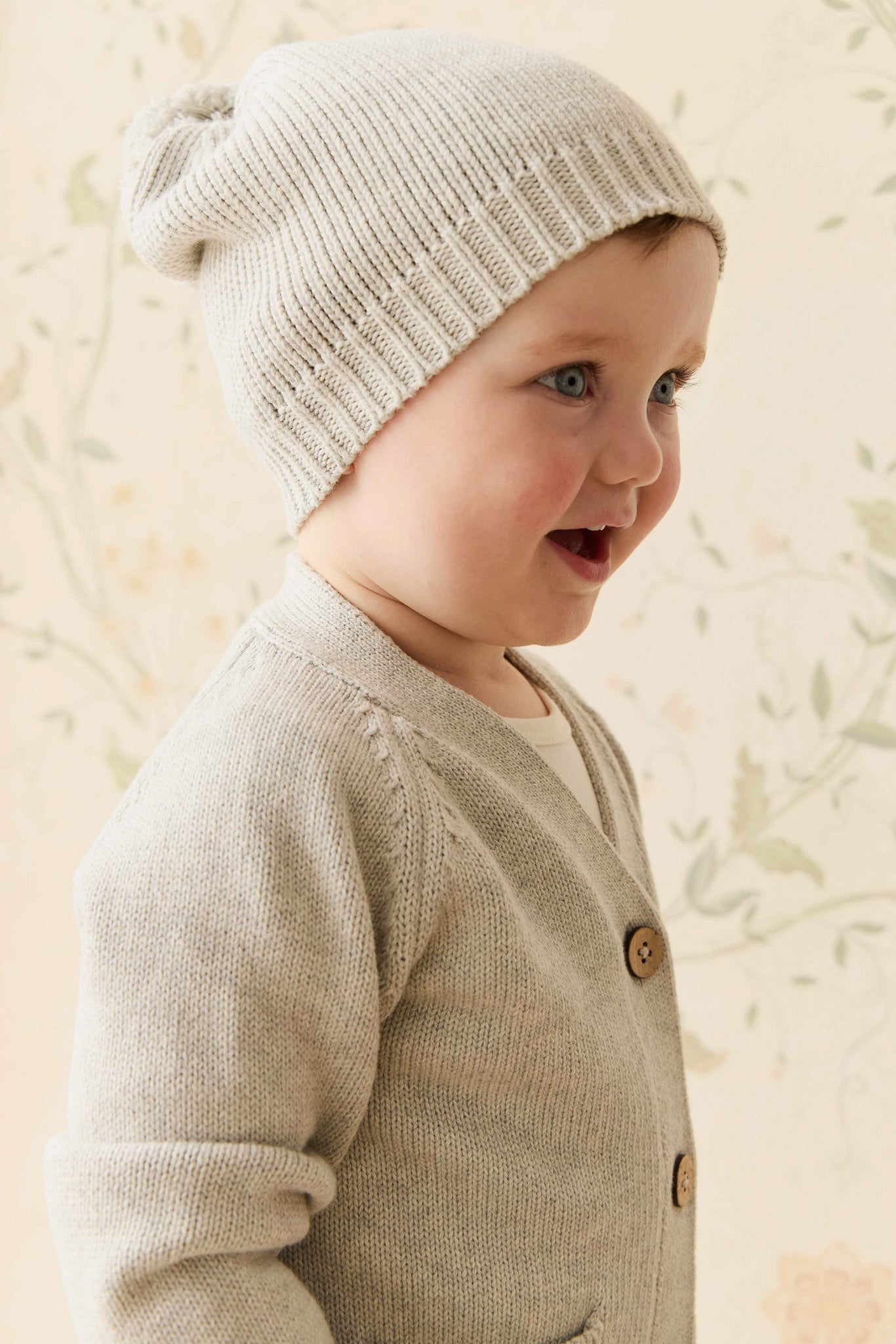 Bonnet tricoté avec pompon gris clair chiné pour tout-petits