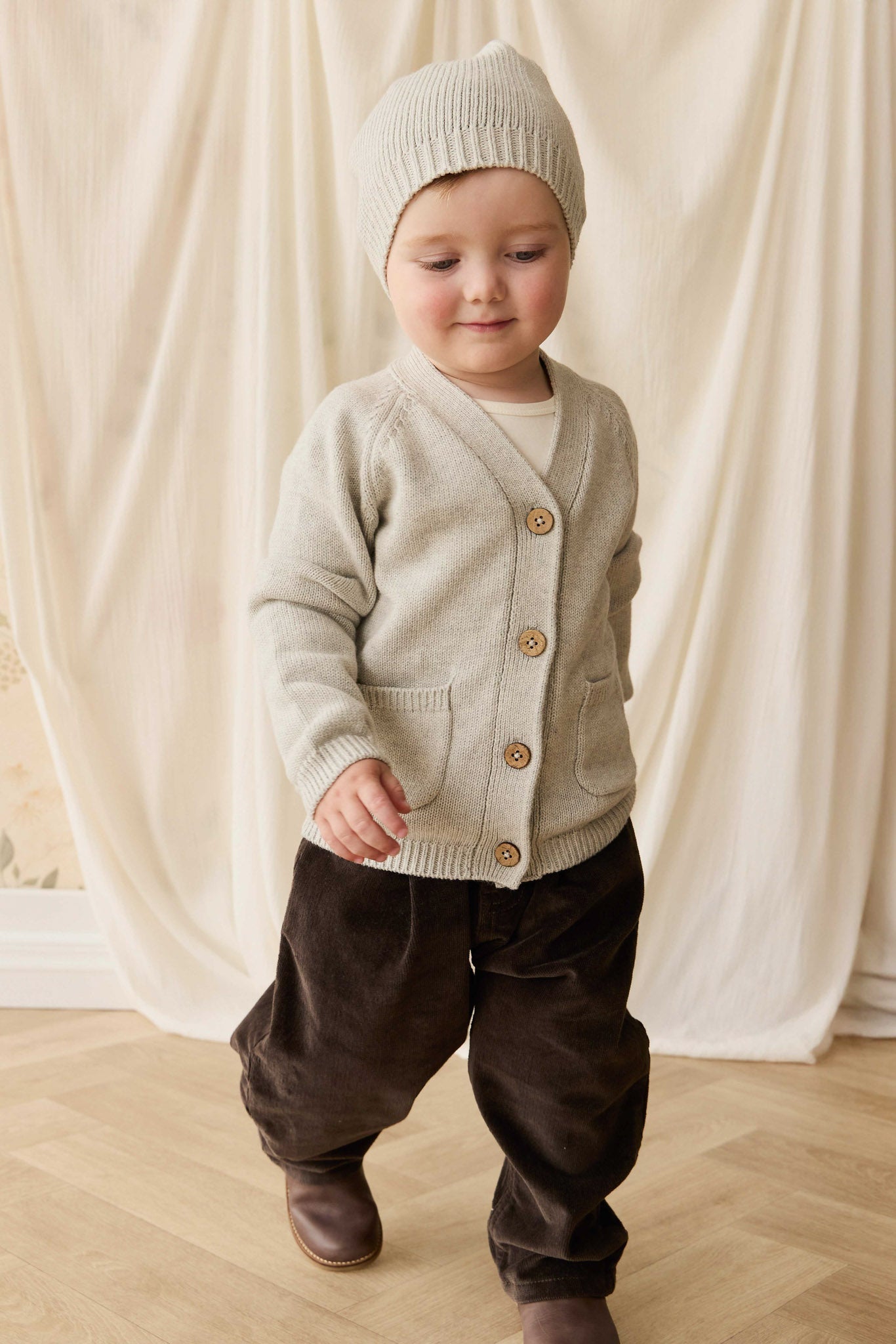 Bonnet tricoté avec pompon gris clair chiné pour tout-petits