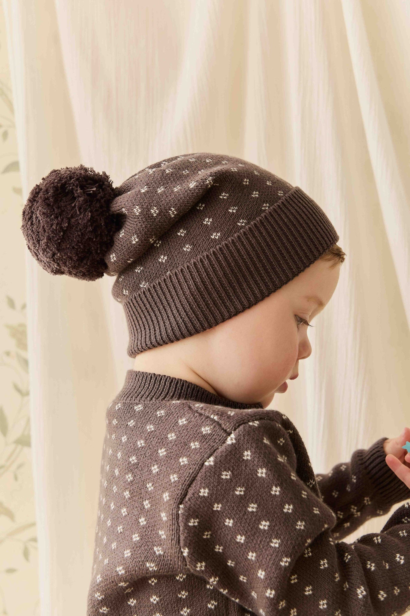 Bonnet à pompon en maille marron diamant pour bébé et tout-petit
