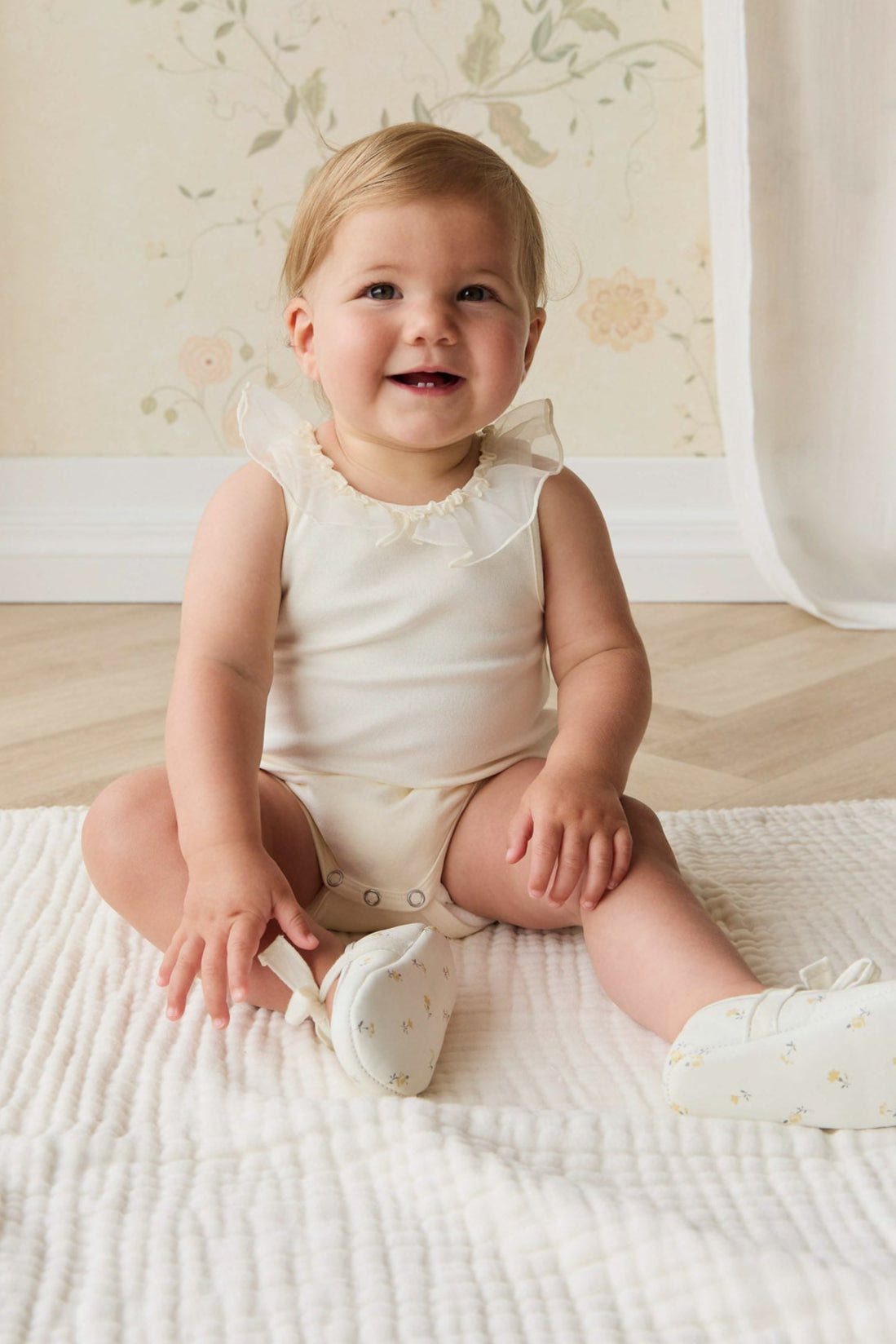 Grenouillère Bébé sans Manches à Col Volanté Écru Coton Fermeture Boutons Pression