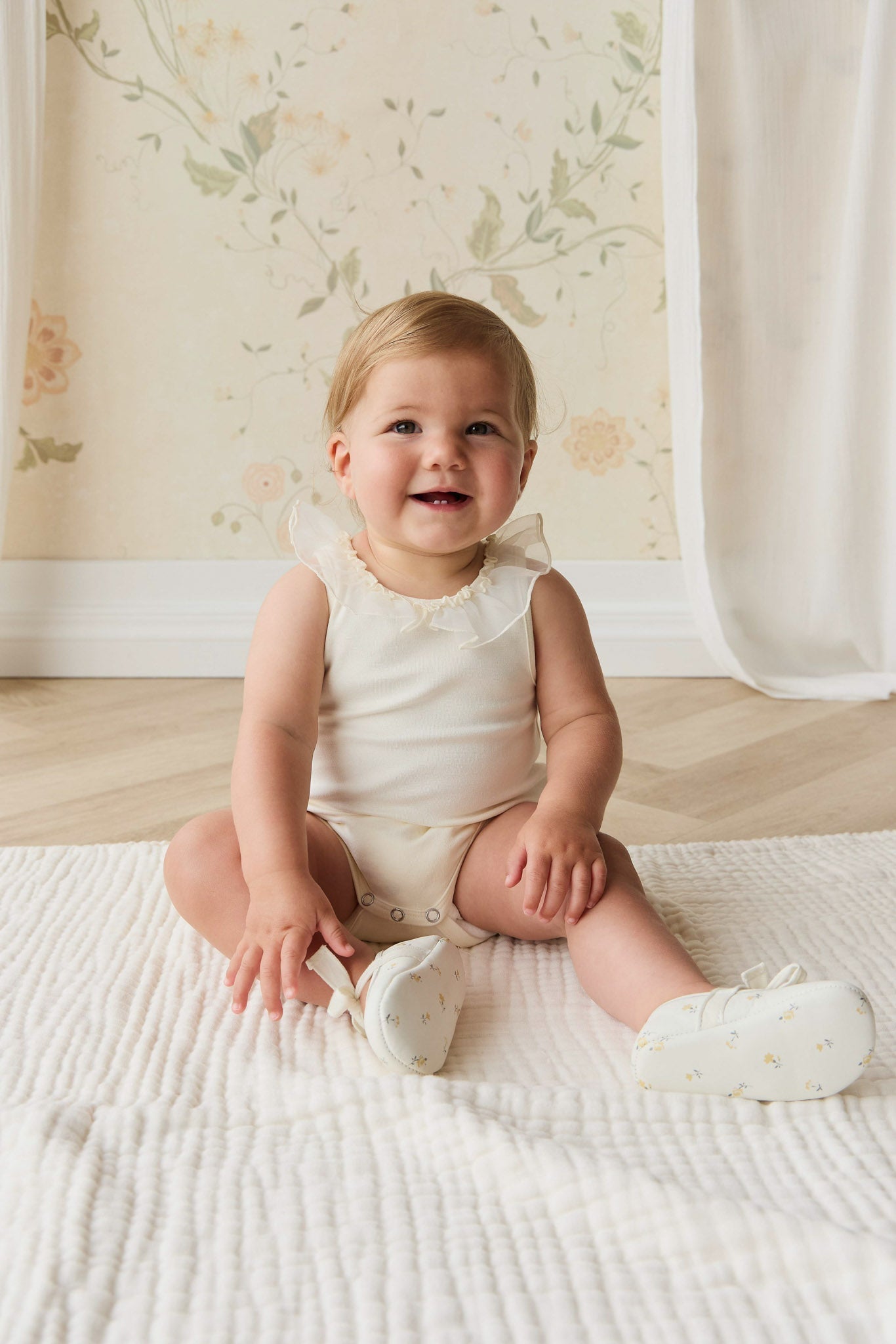 Grenouillère Bébé sans Manches à Col Volanté Écru Coton Fermeture Boutons Pression
