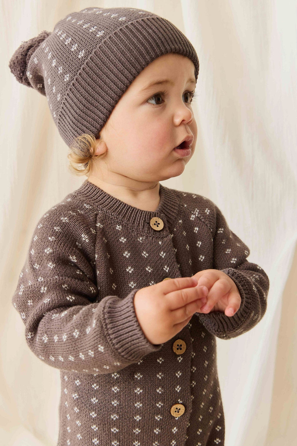 Bonnet à pompon en maille marron diamant pour bébé et tout-petit