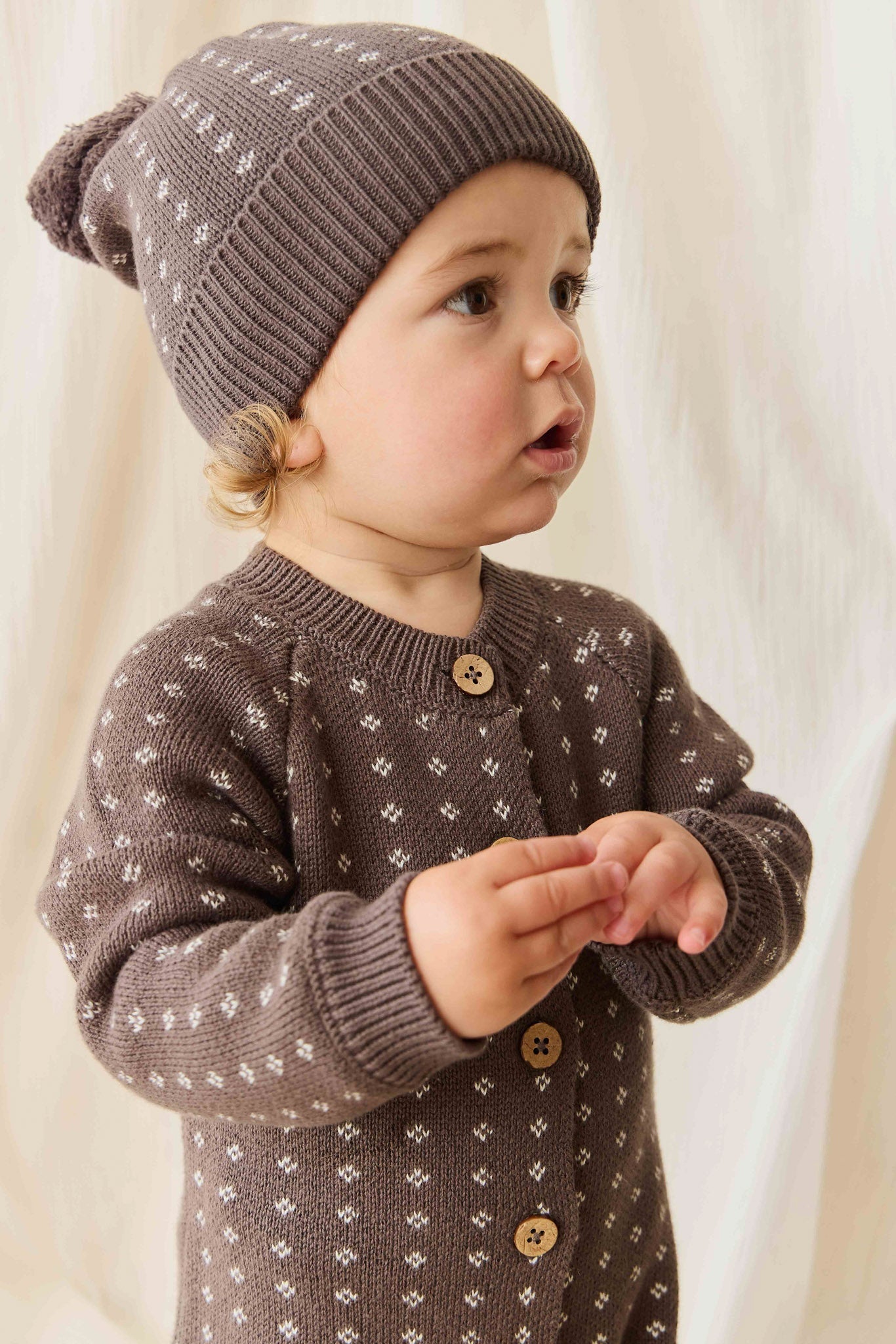 Bonnet à pompon en maille marron diamant pour bébé et tout-petit