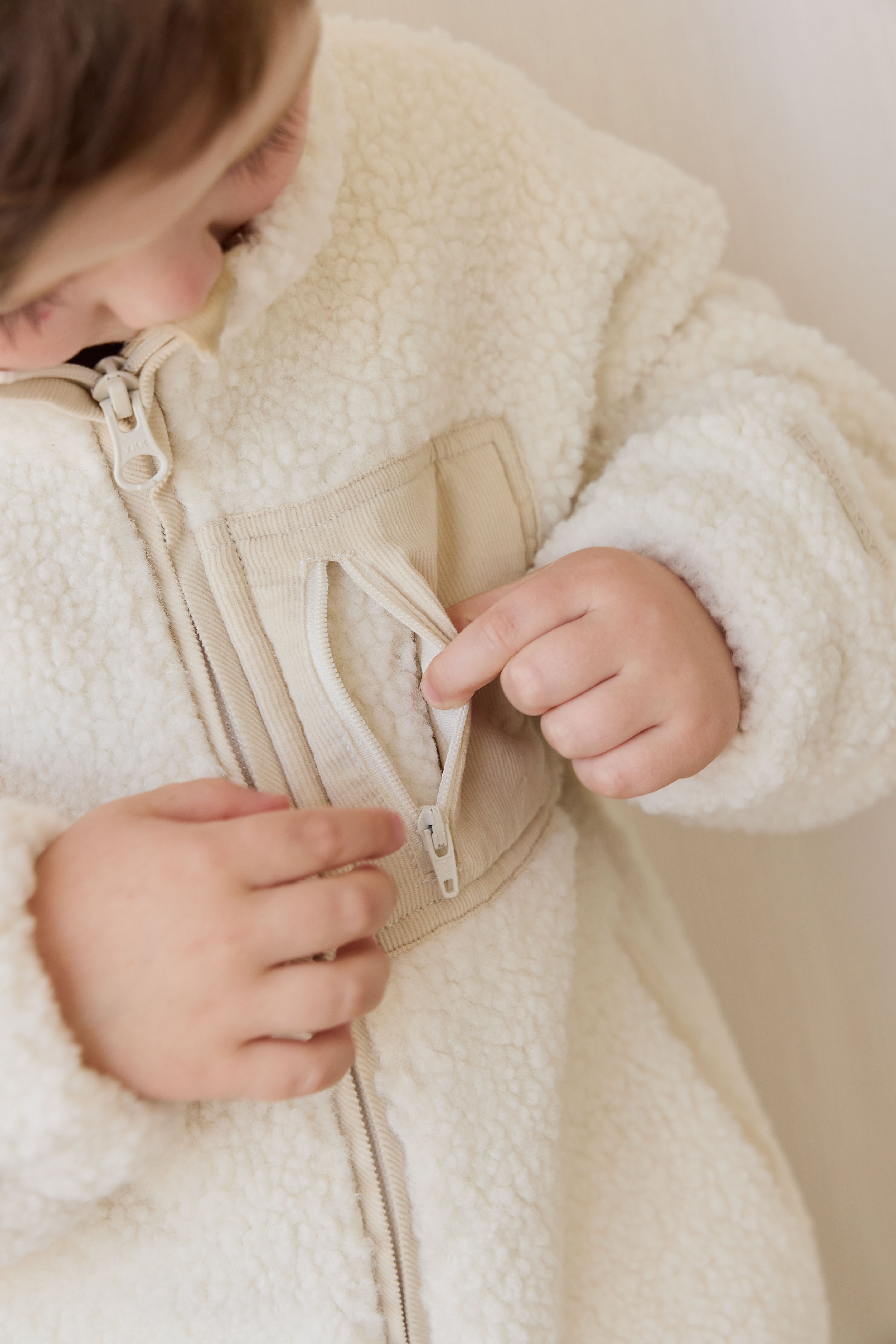 Veste zippée enfant en polaire sherpa crème avec col montant