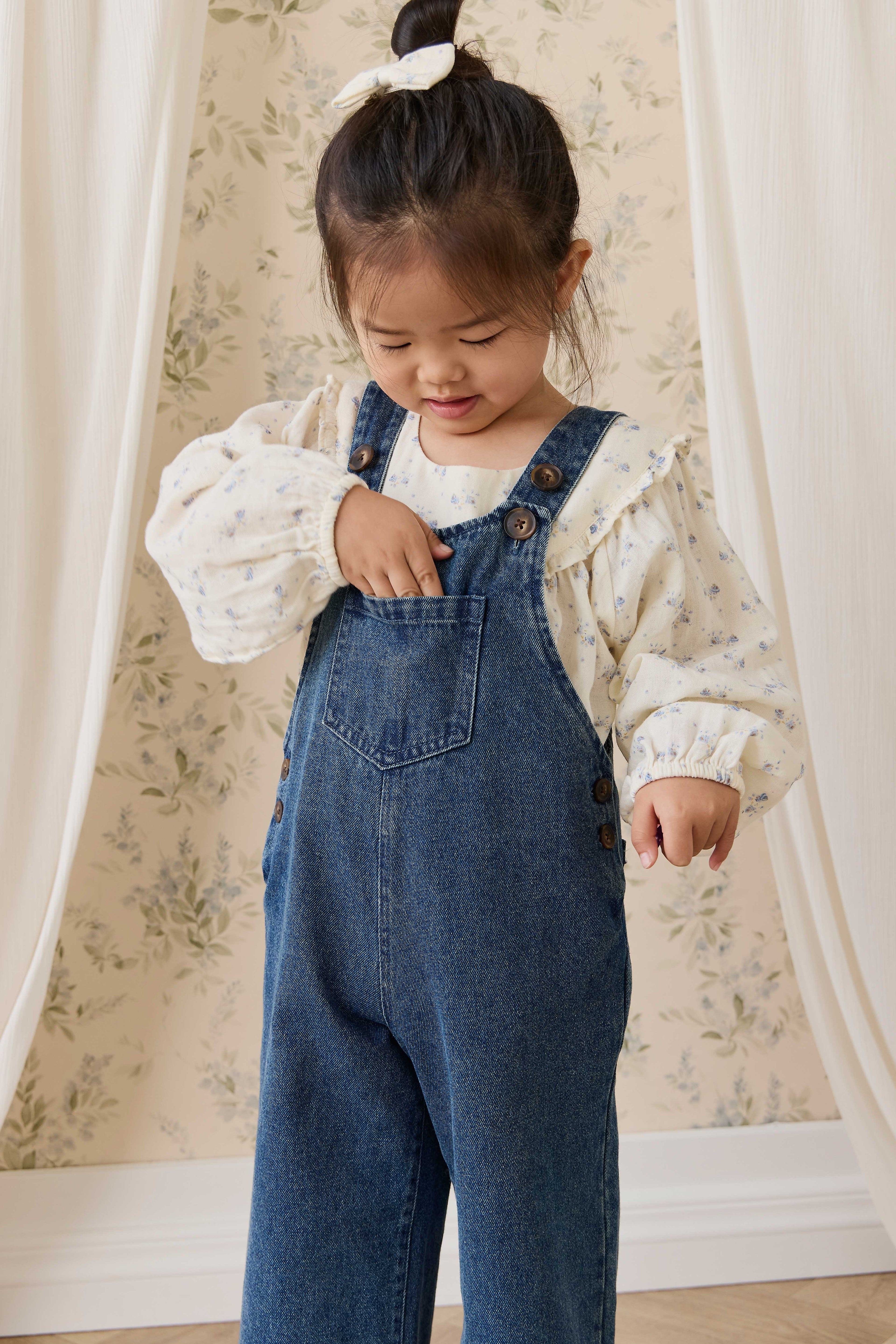Salopette large en jean indigo classique pour fille avec bretelles boutonnées