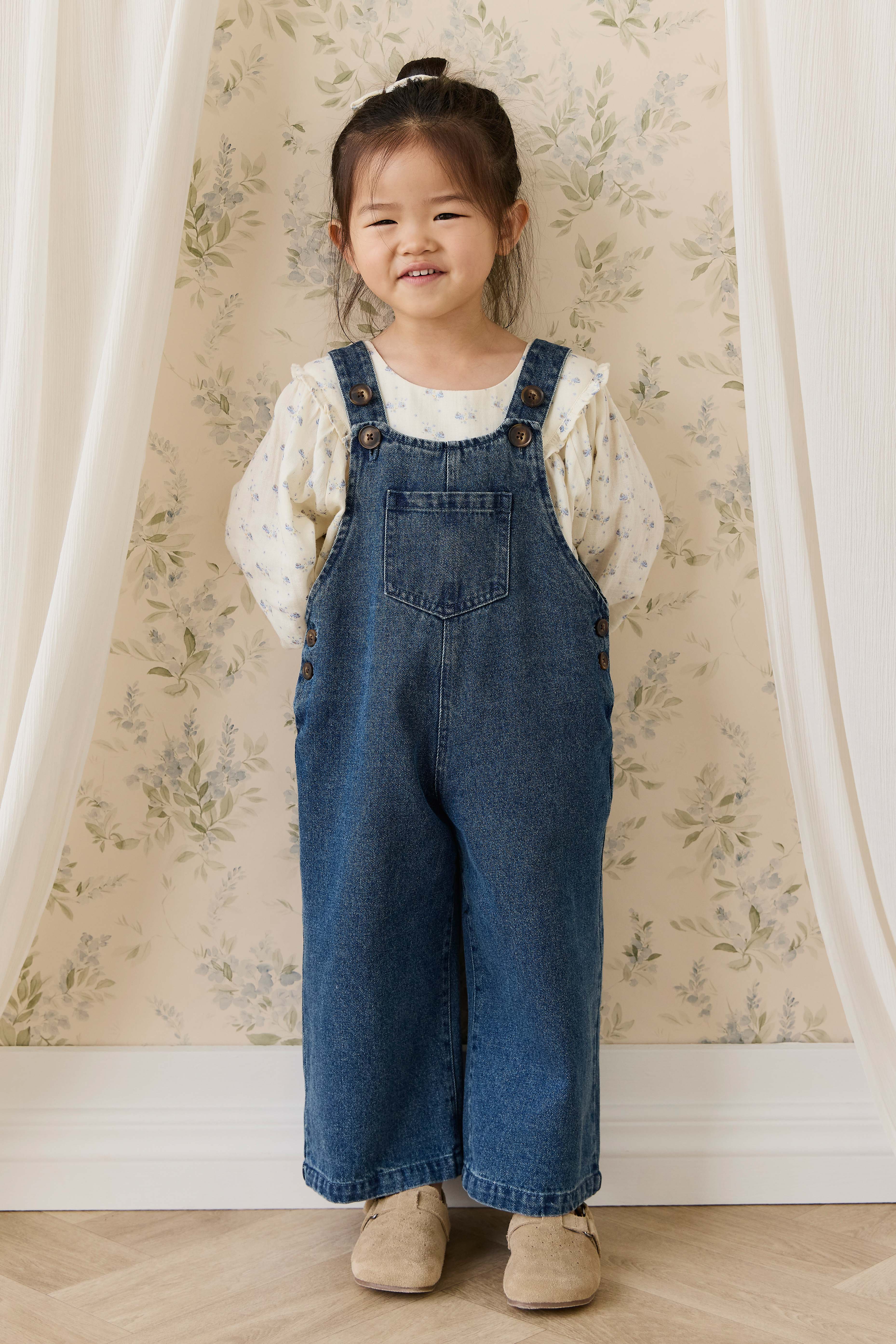 Salopette large en jean indigo classique pour fille avec bretelles boutonnées