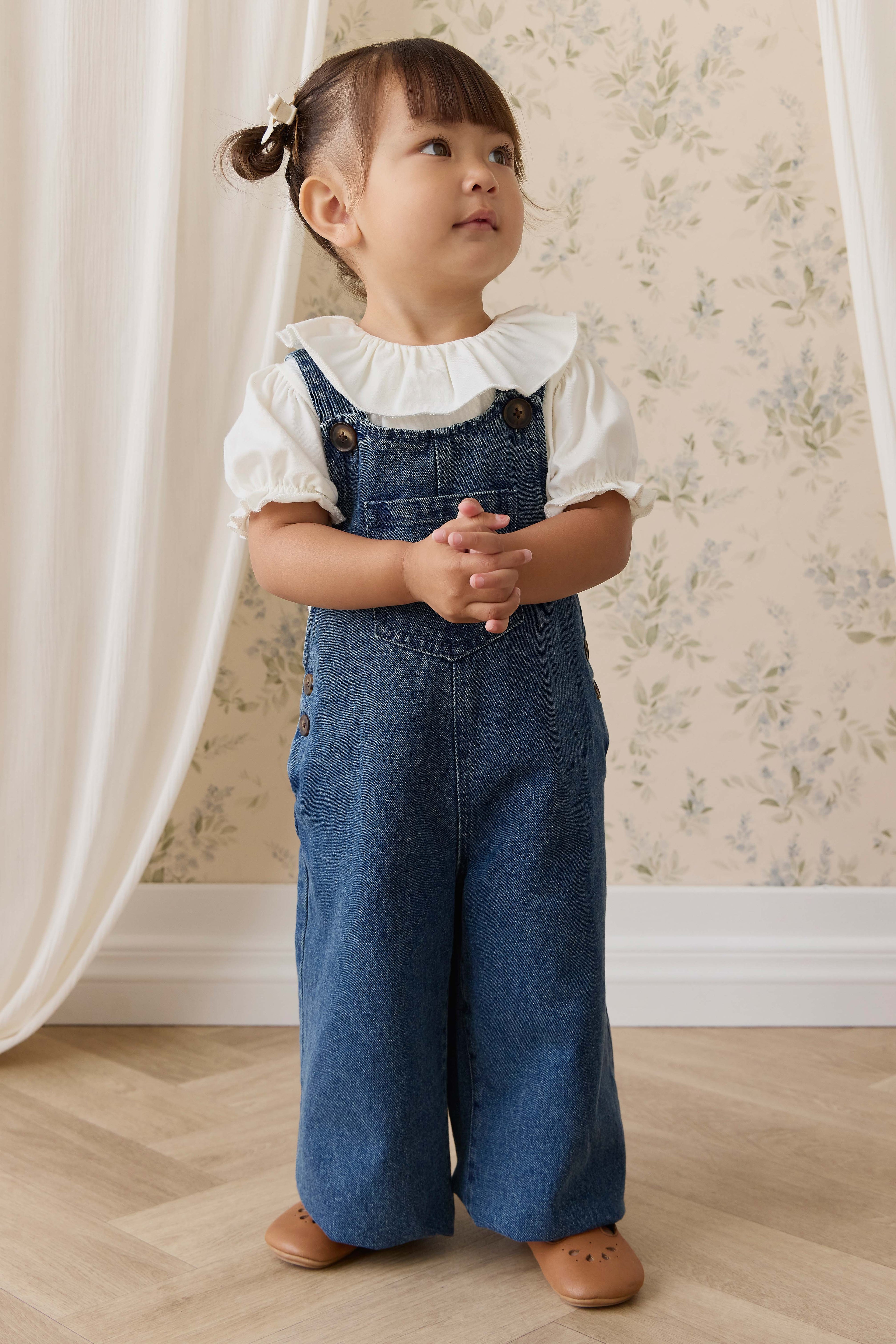 Salopette large en jean indigo classique pour fille avec bretelles boutonnées