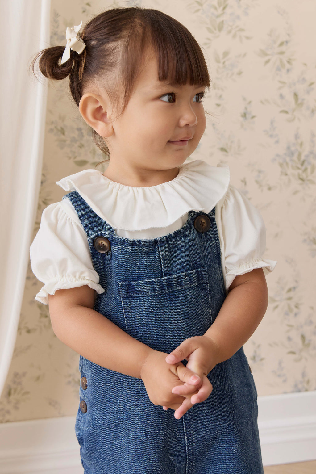 Salopette large en jean indigo classique pour fille avec bretelles boutonnées