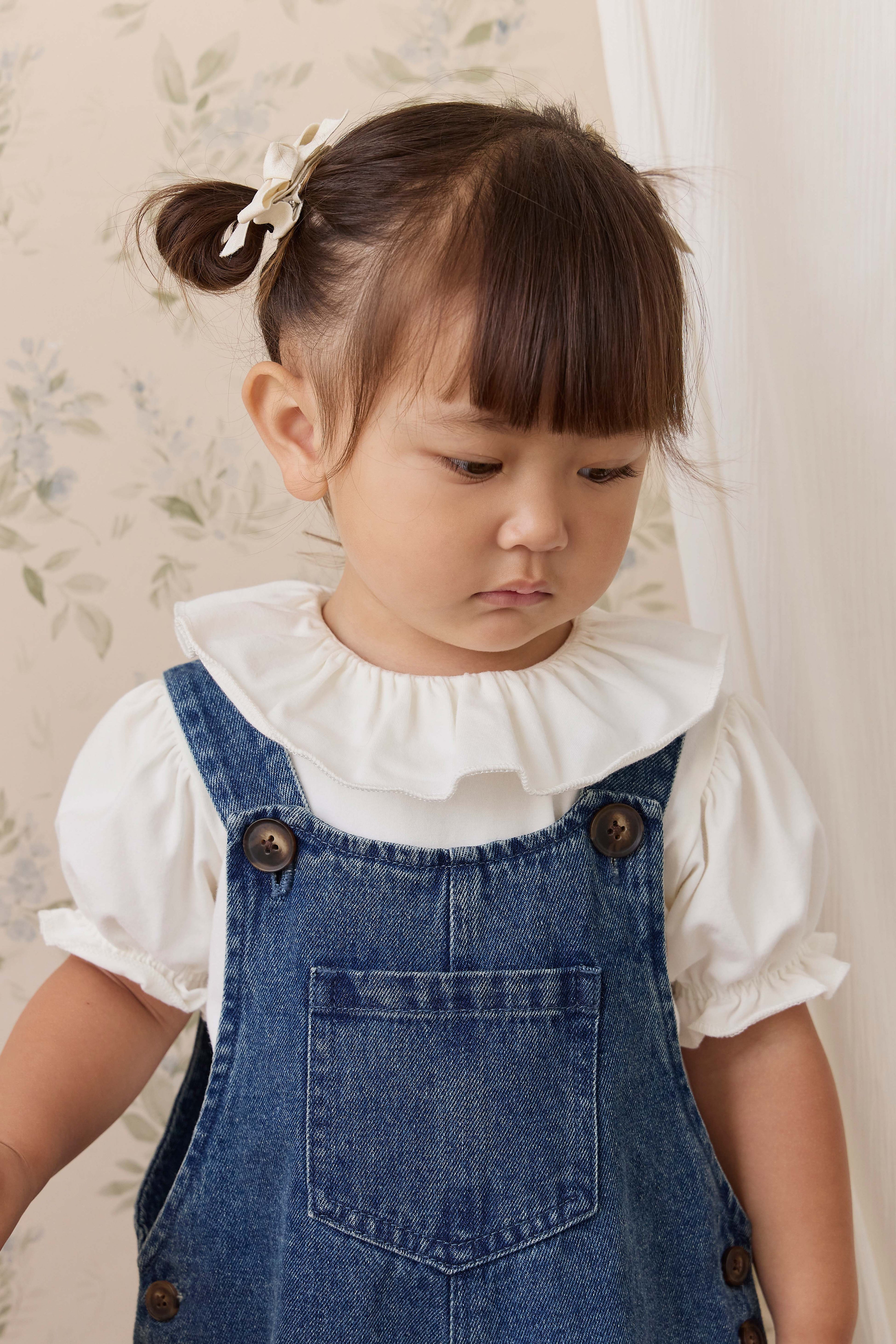 Salopette large en jean indigo classique pour fille avec bretelles boutonnées