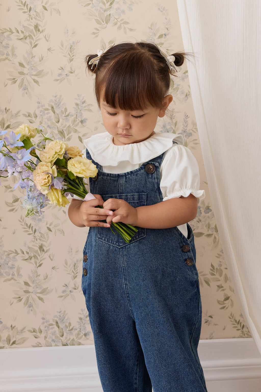 Salopette large en jean indigo classique pour fille avec bretelles boutonnées