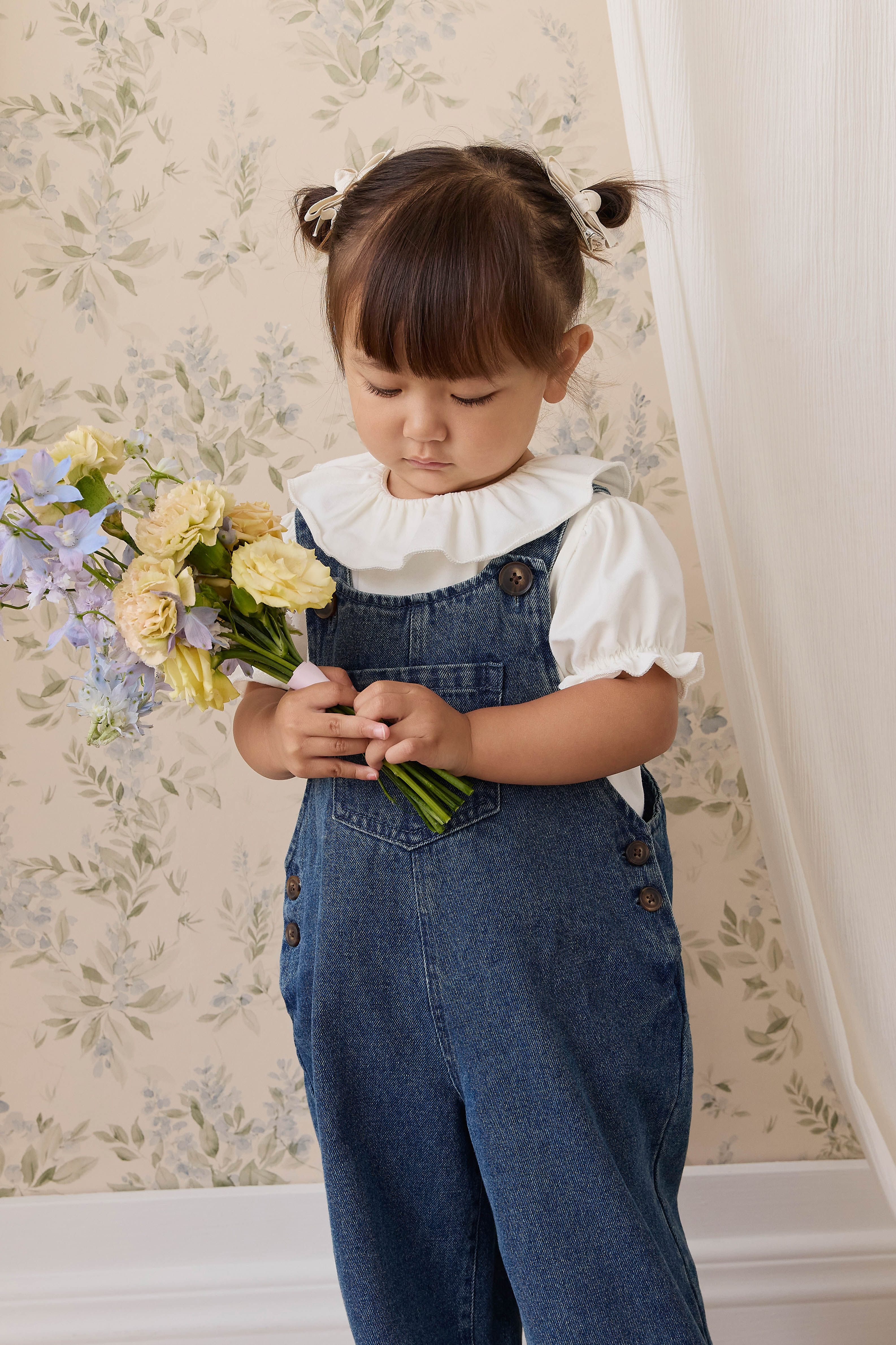 Salopette large en jean indigo classique pour fille avec bretelles boutonnées