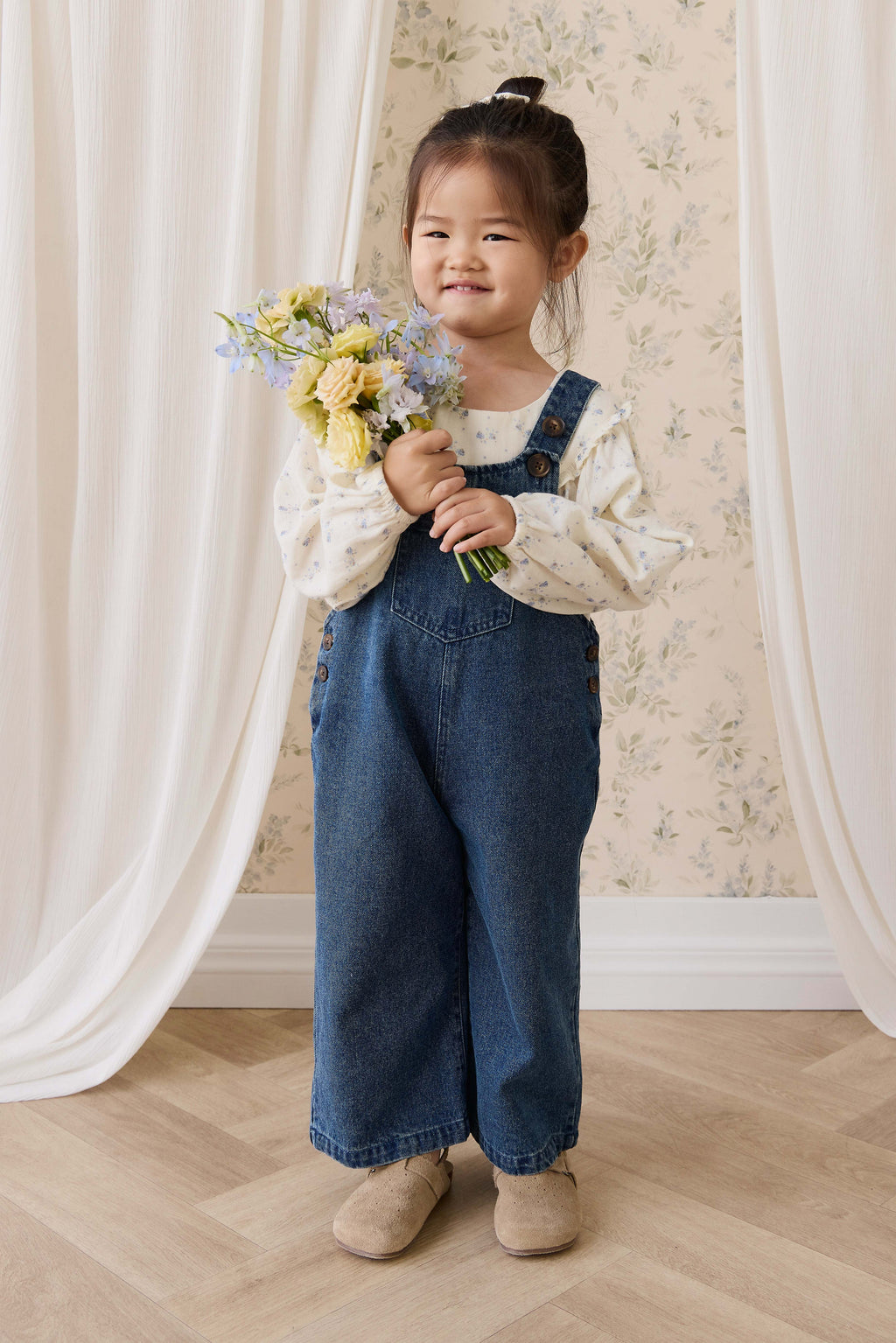Salopette large en jean indigo classique pour fille avec bretelles boutonnées