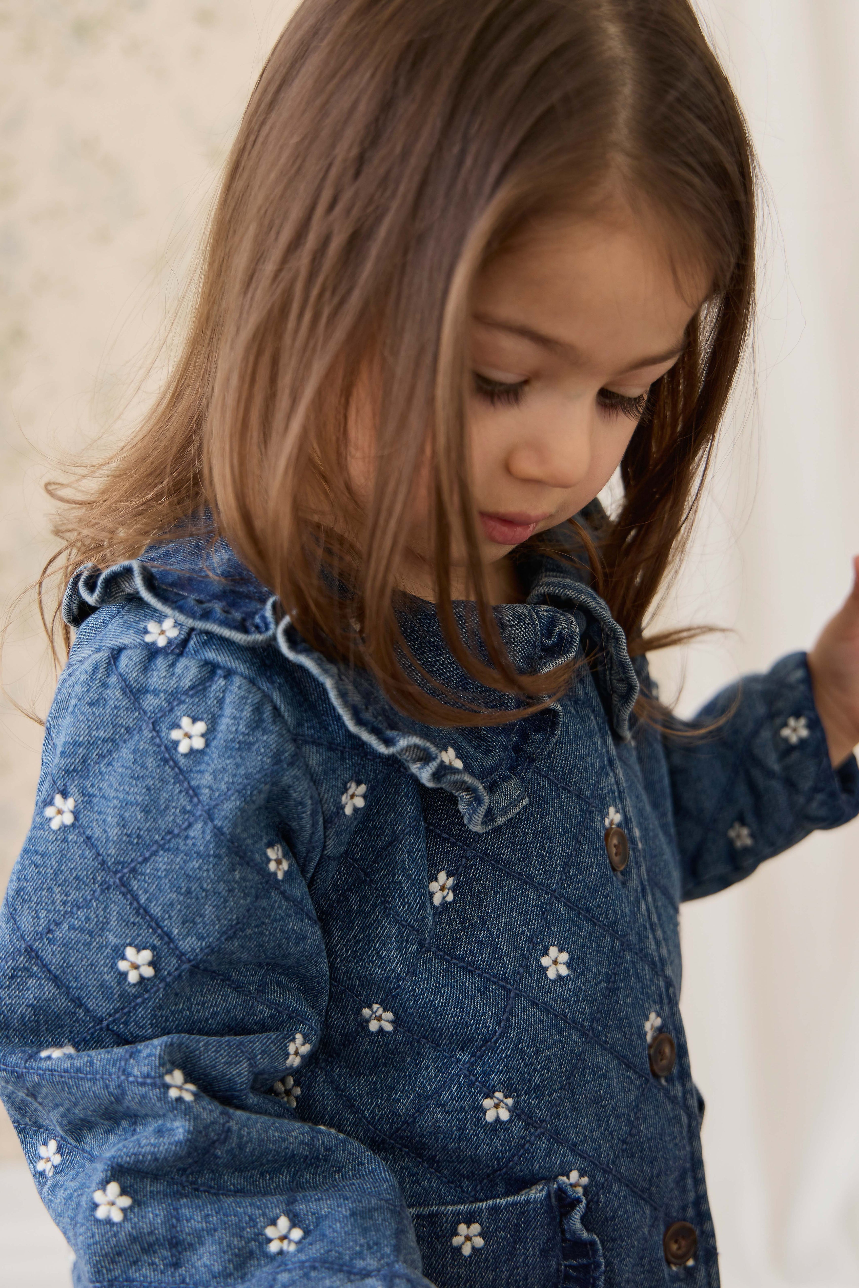 Blouson boutonné rembourré en jean orné de volants au col, imprimé floral, pour fille, bleu