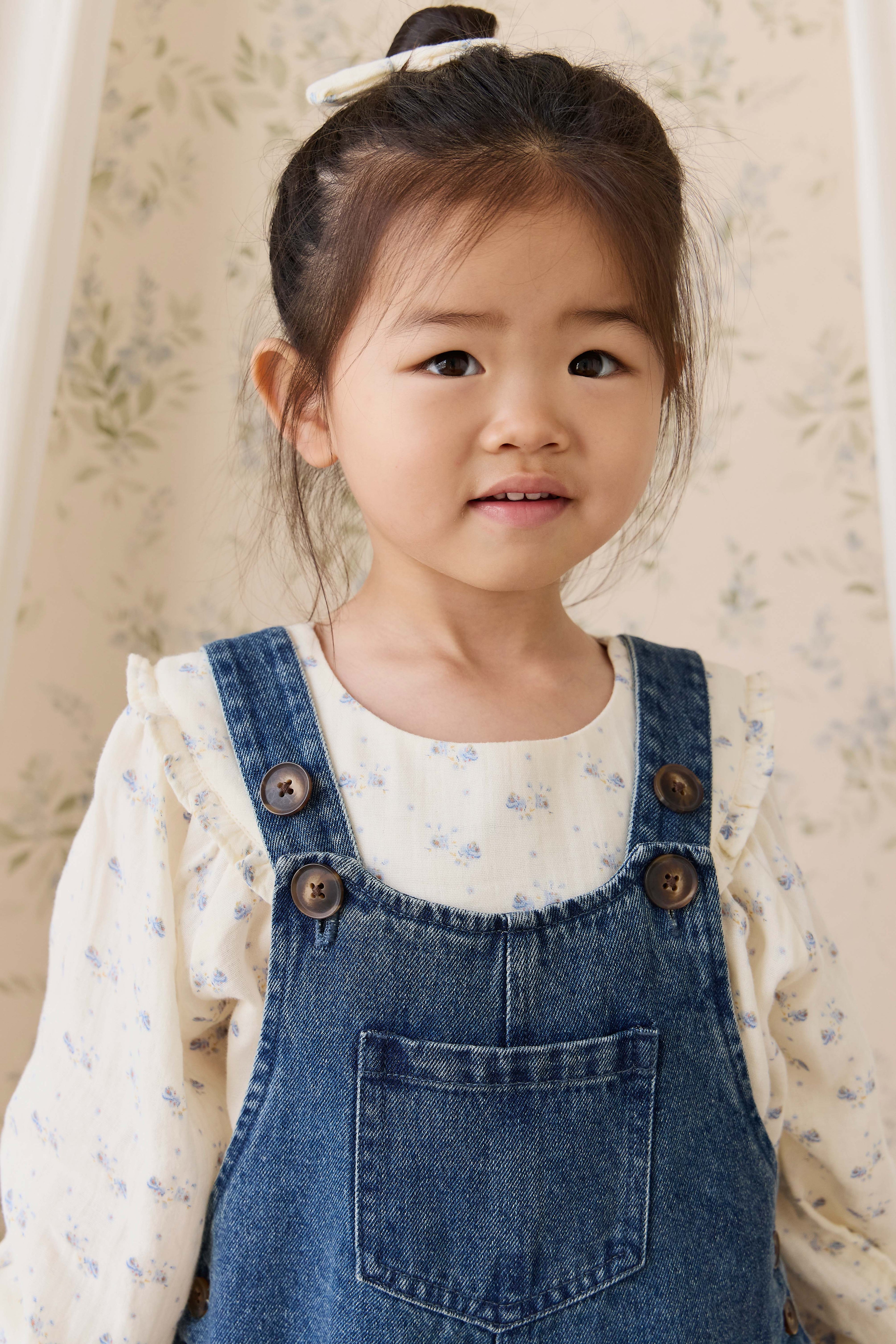 Salopette large en jean indigo classique pour fille avec bretelles boutonnées