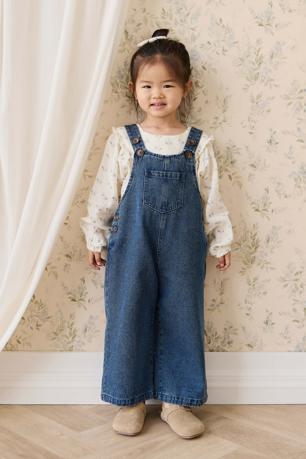 Salopette large en jean indigo classique pour fille avec bretelles boutonnées