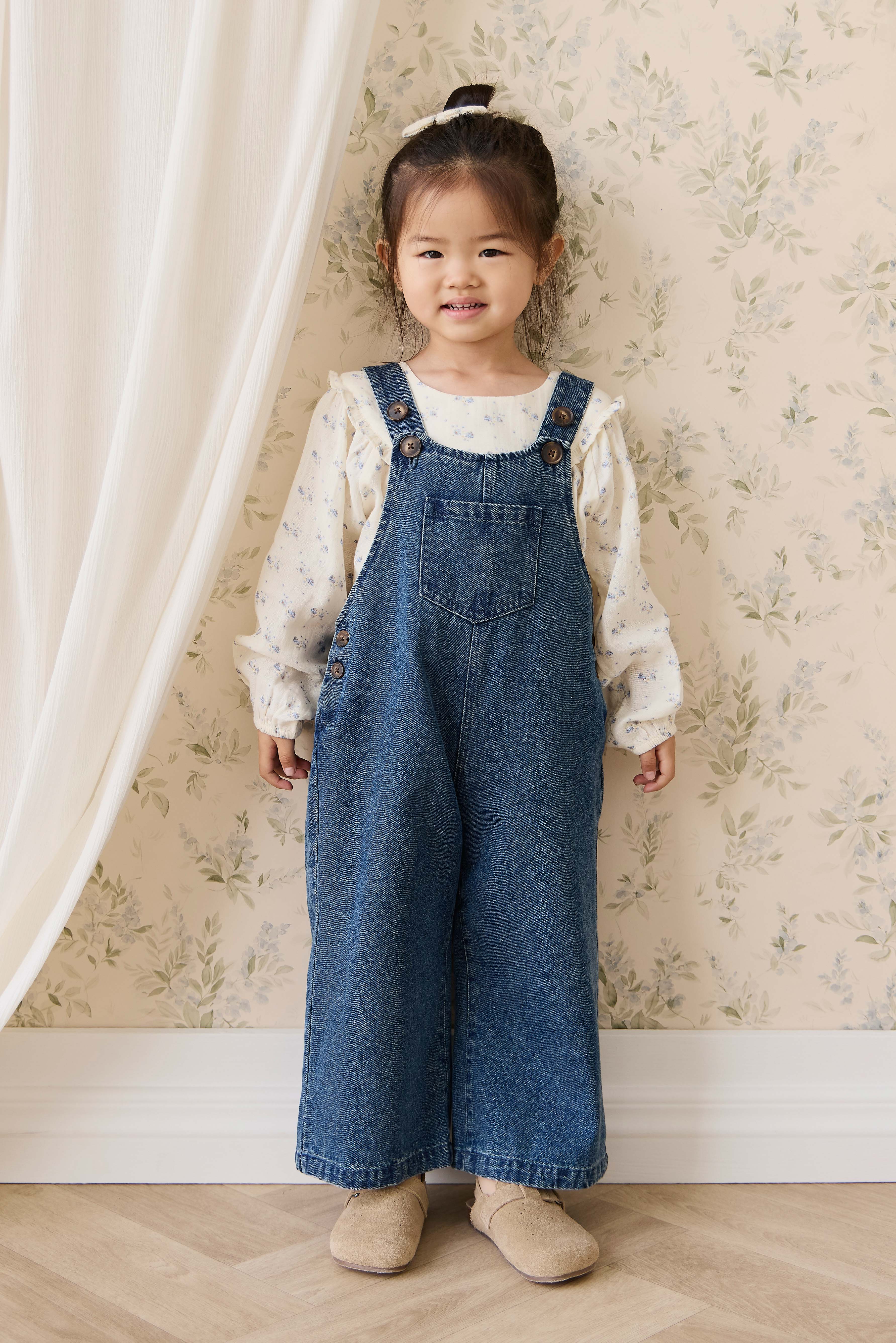 Salopette large en jean indigo classique pour fille avec bretelles boutonnées