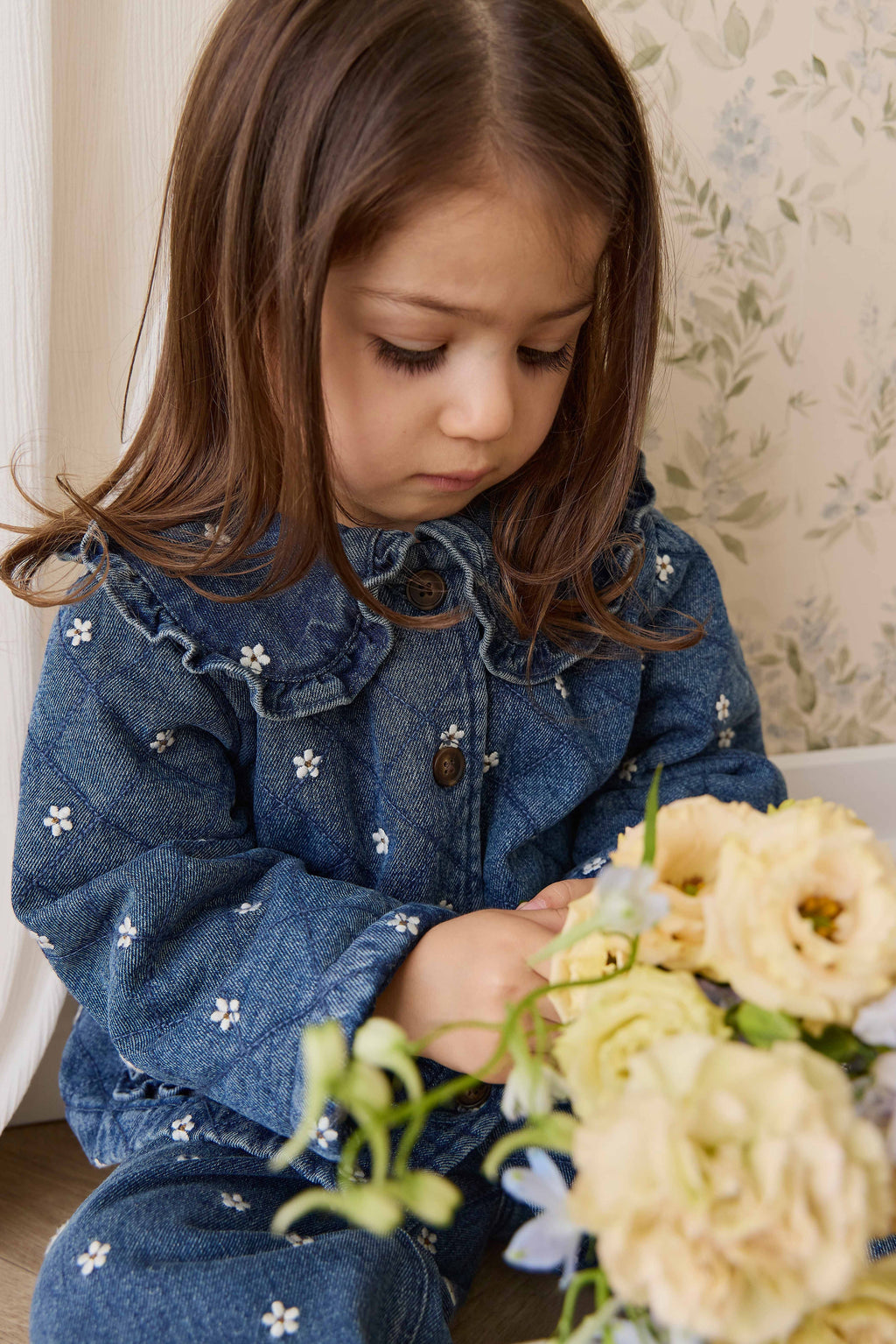 Blouson boutonné rembourré en jean orné de volants au col, imprimé floral, pour fille, bleu