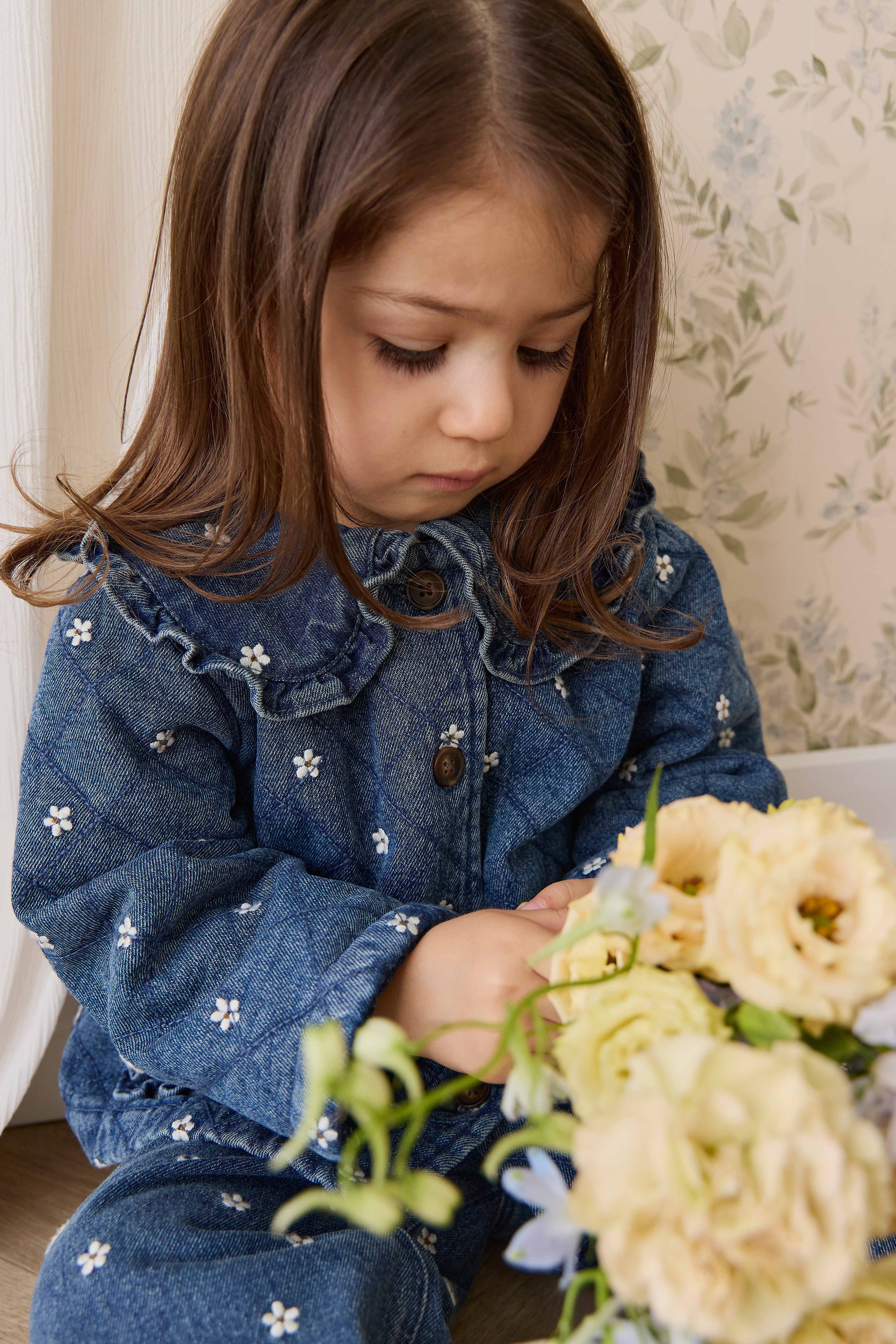 Blouson boutonné rembourré en jean orné de volants au col, imprimé floral, pour fille, bleu
