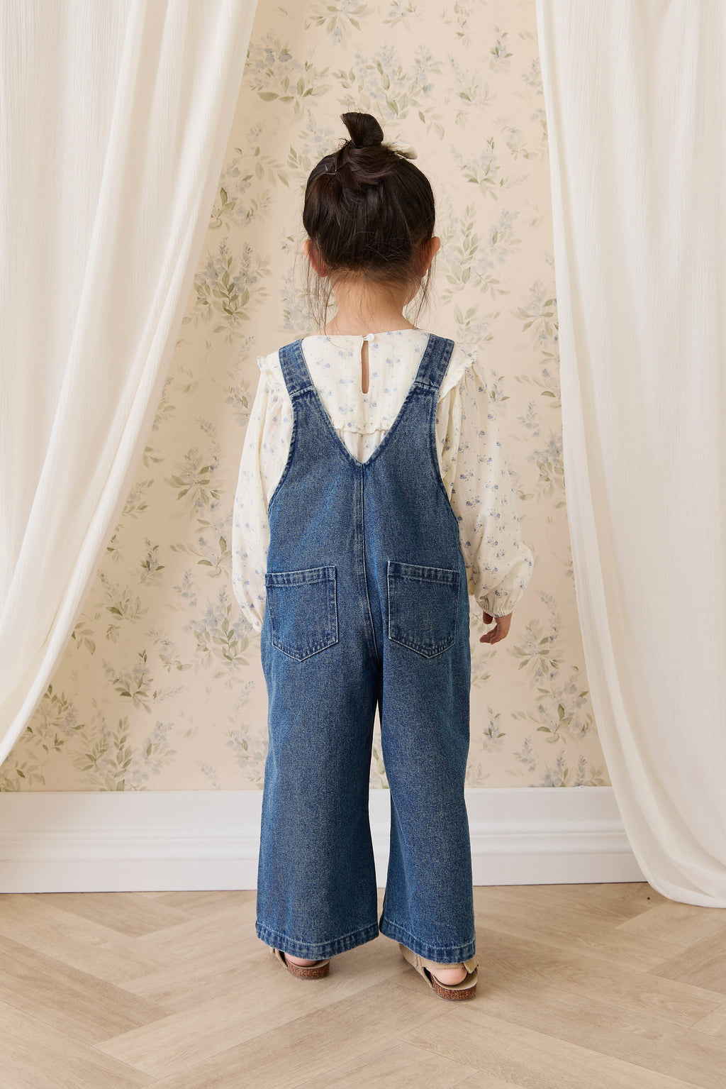 Salopette large en jean indigo classique pour fille avec bretelles boutonnées