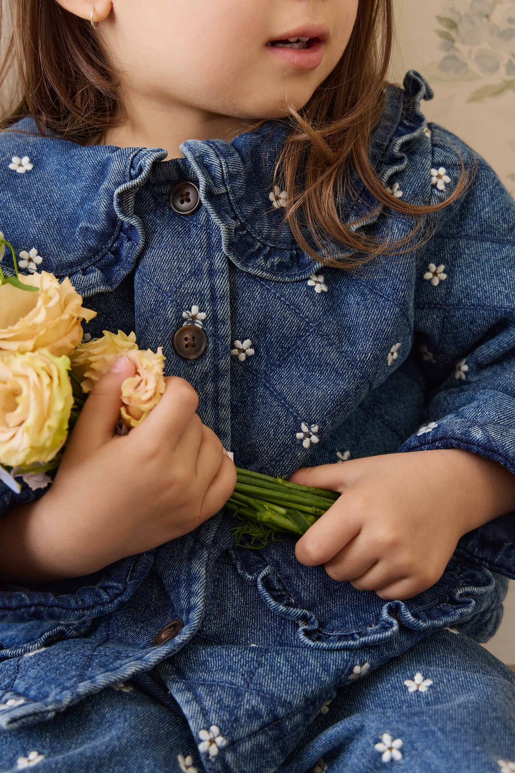 Blouson boutonné rembourré en jean orné de volants au col, imprimé floral, pour fille, bleu