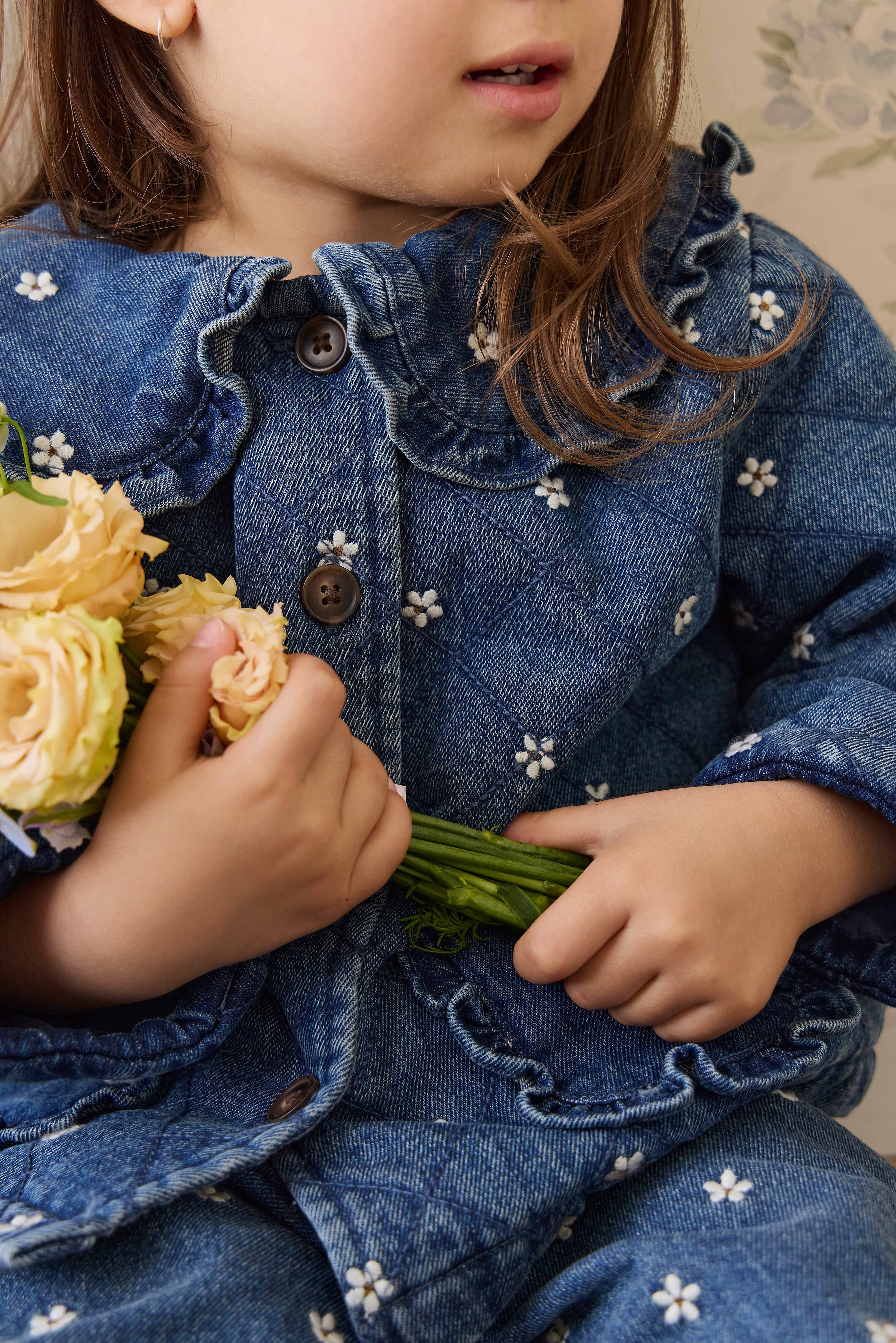 Blouson boutonné rembourré en jean orné de volants au col, imprimé floral, pour fille, bleu