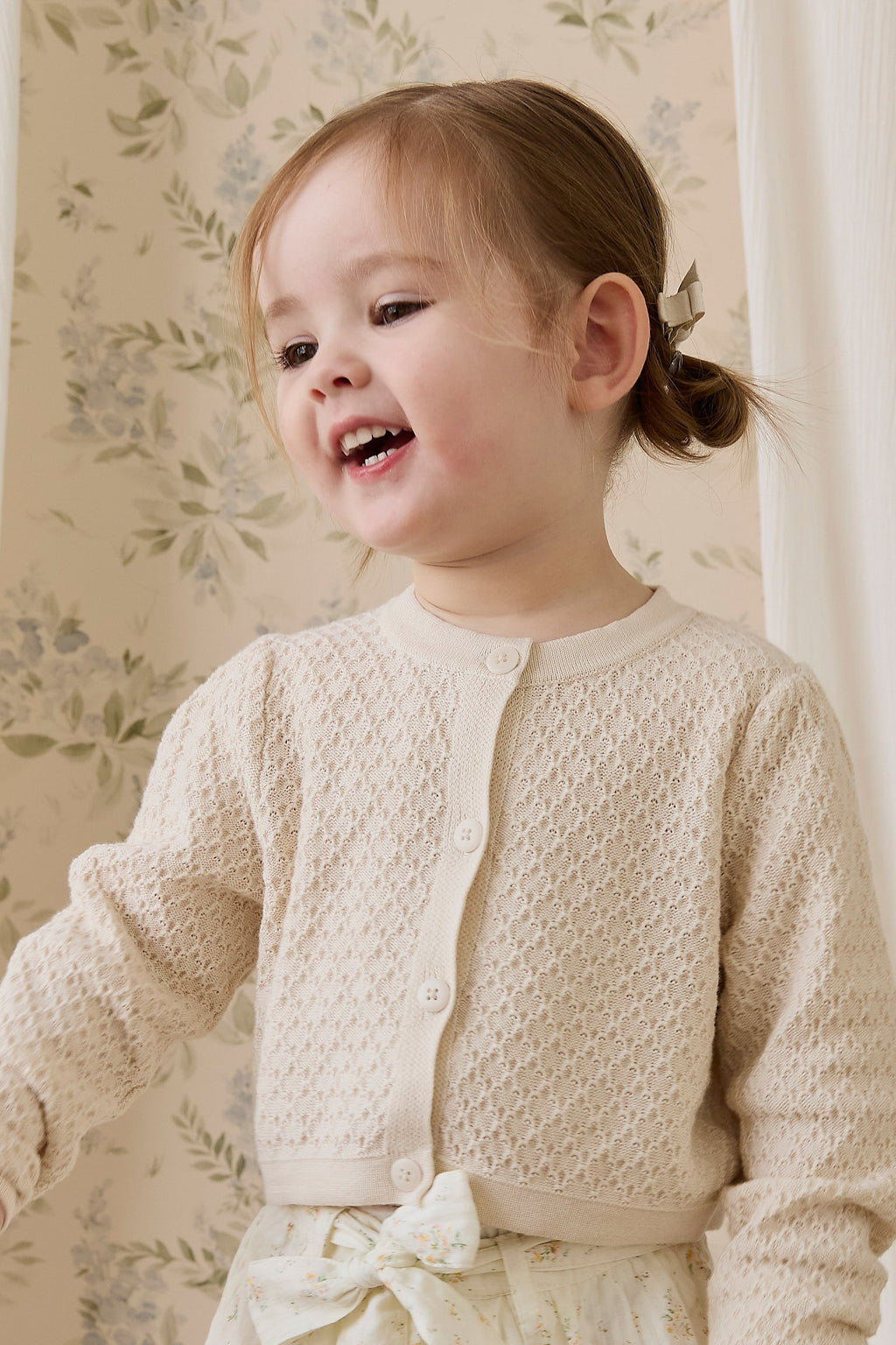 Gilet boutonné en maille texturée crème vanille pour bébés filles