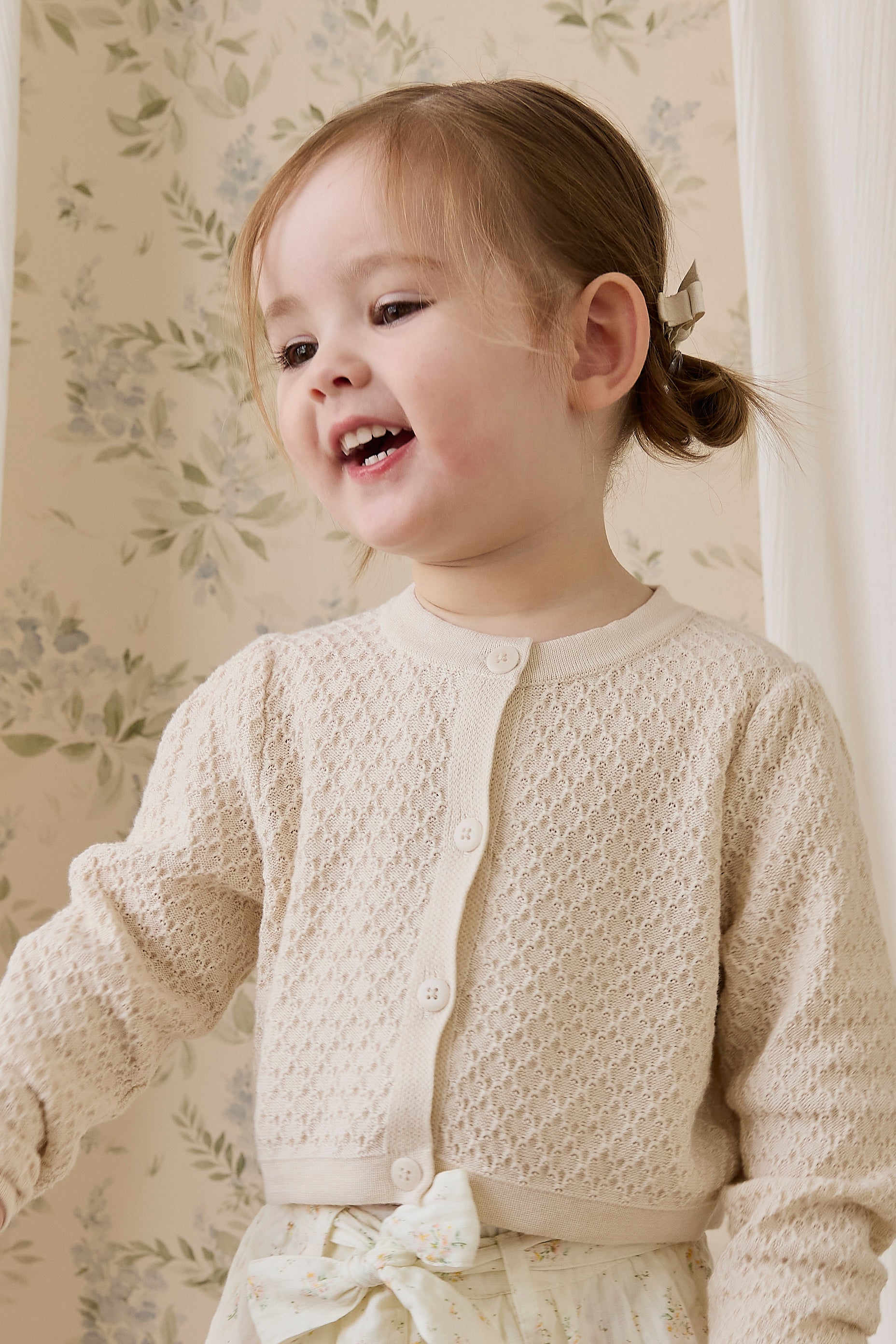 Gilet boutonné en maille texturée crème vanille pour bébés filles