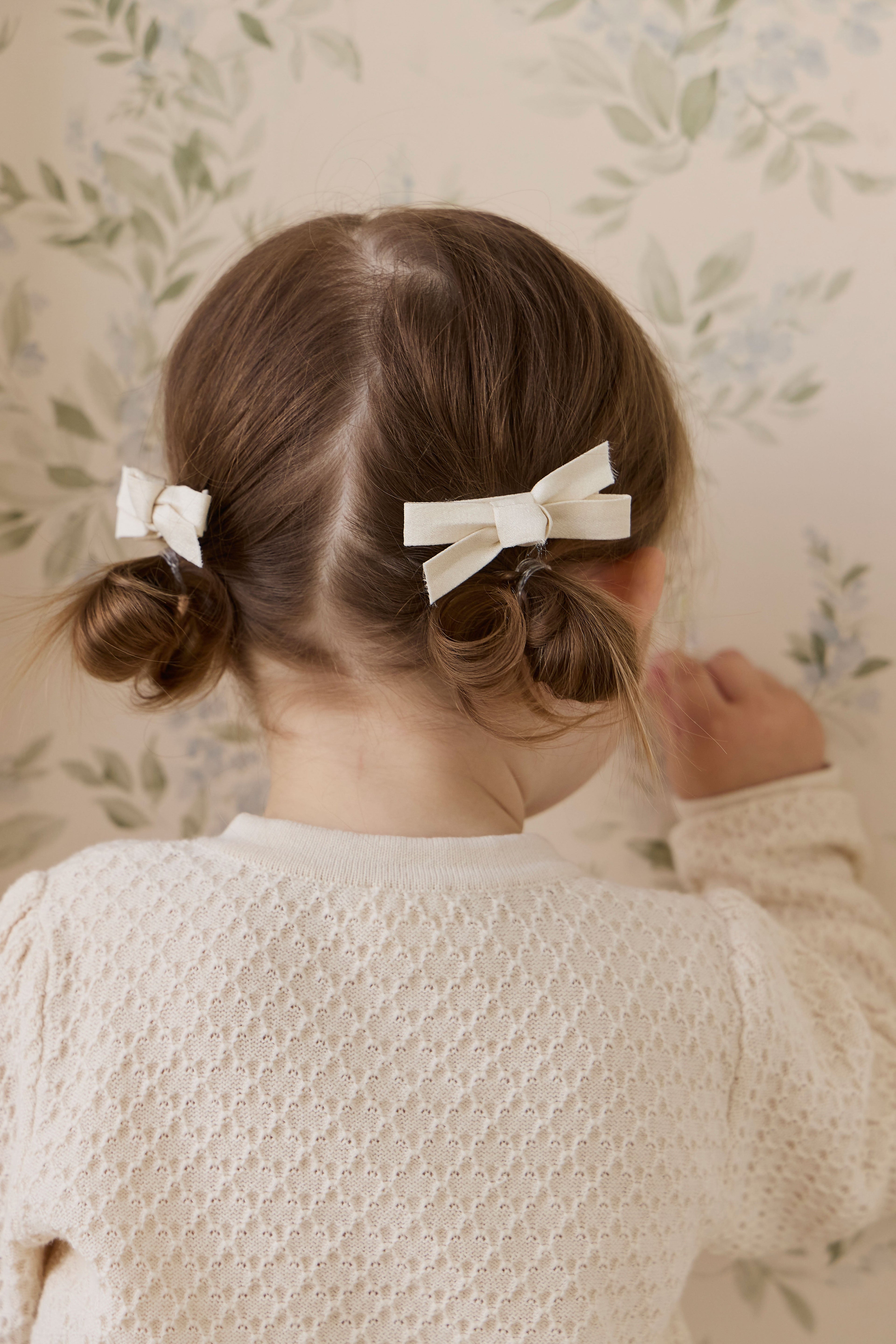 Gilet boutonné en maille texturée crème vanille pour bébés filles