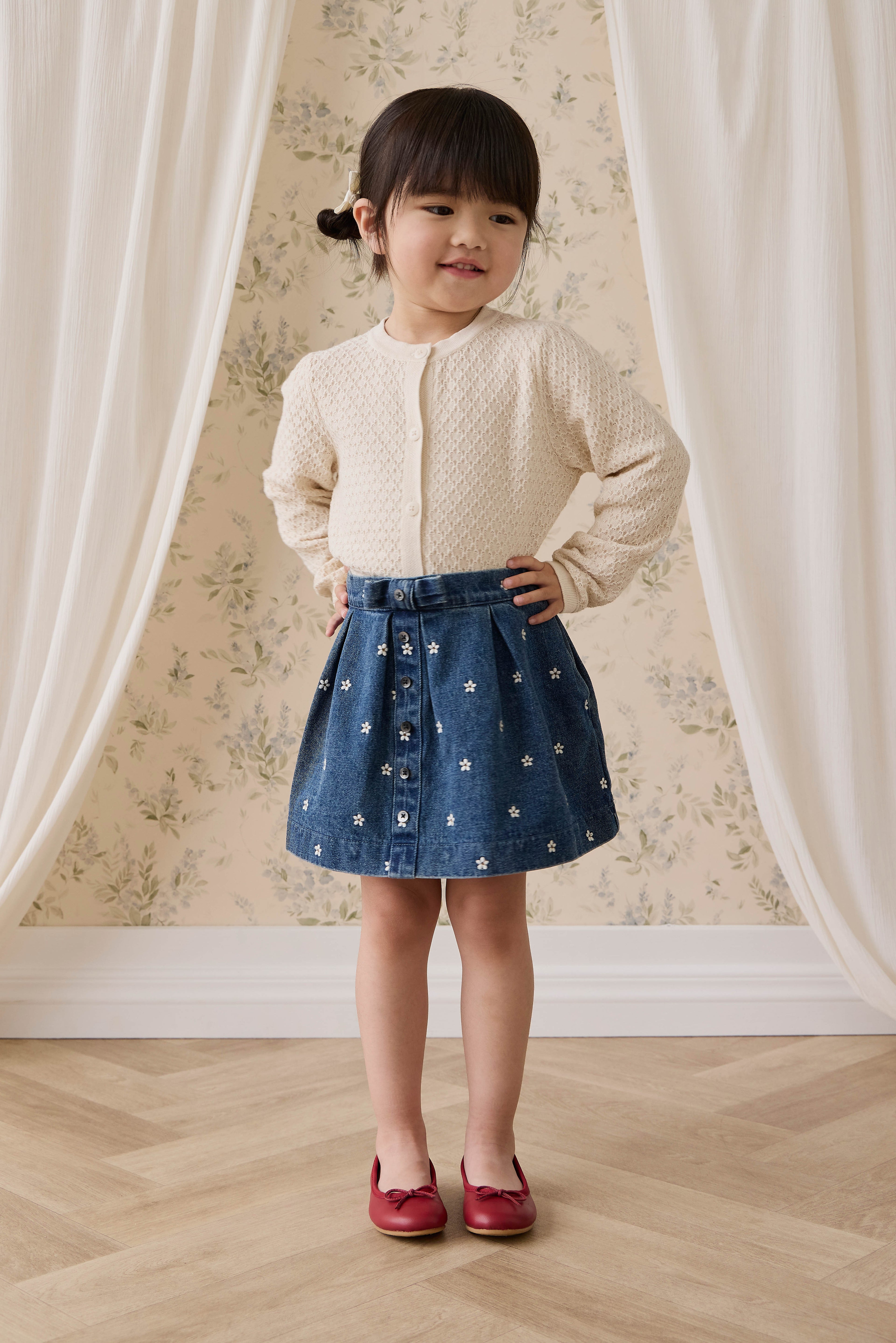 Jupe plissée évasée en jean bleu pour fille avec broderies florales et boutonnage sur le devant