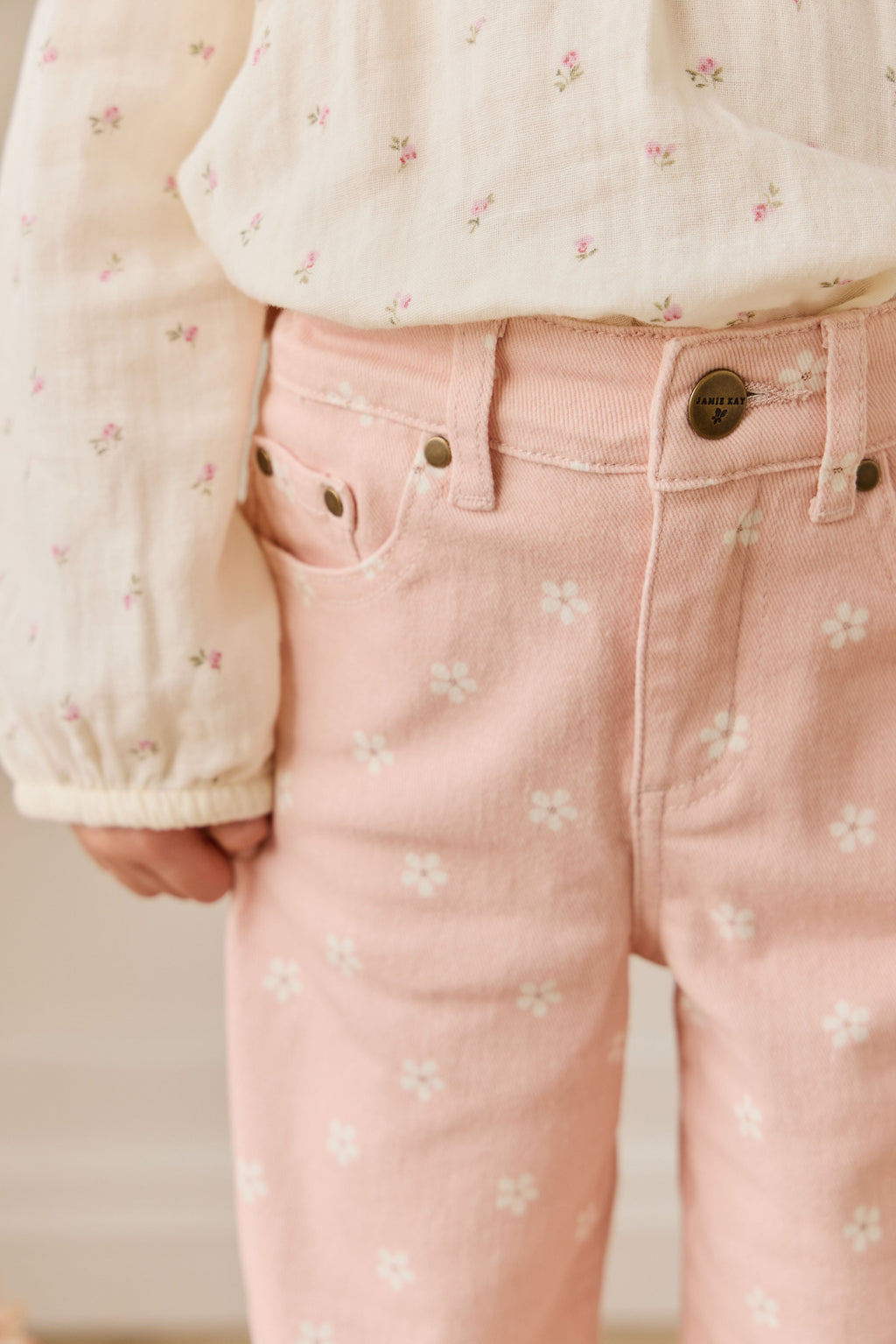 Pantalon en coton rose pour fille avec imprimé floral, coupe droite décontractée et poches