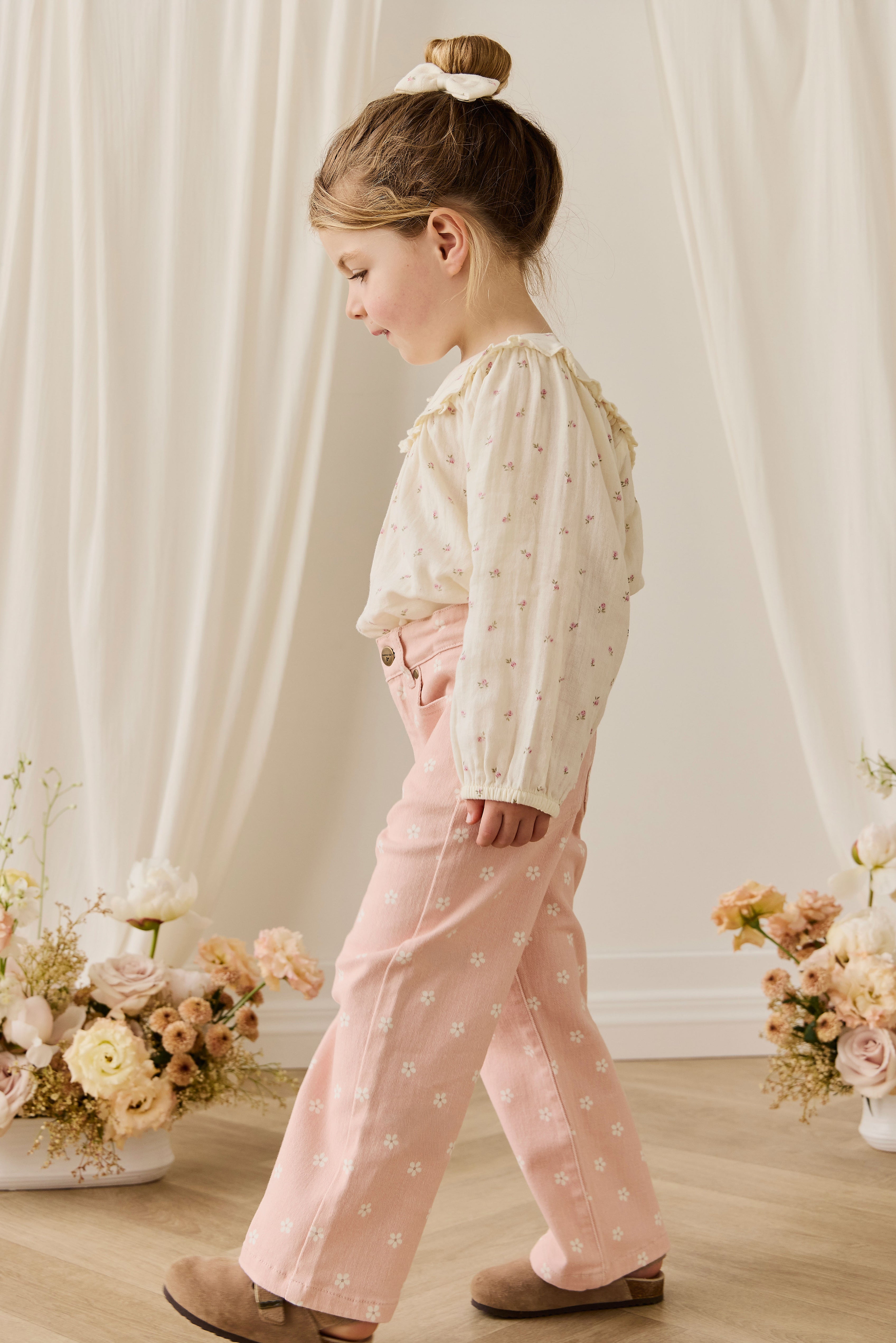 Pantalon en coton rose pour fille avec imprimé floral, coupe droite décontractée et poches