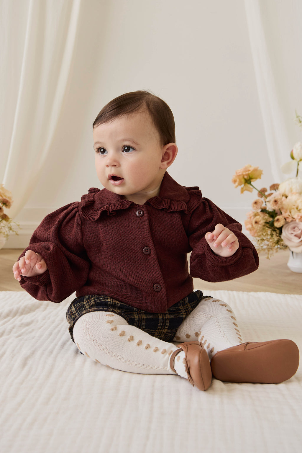 Gilet Boutonné en Tricot Marron Chocolat avec Col à Volants pour Fille