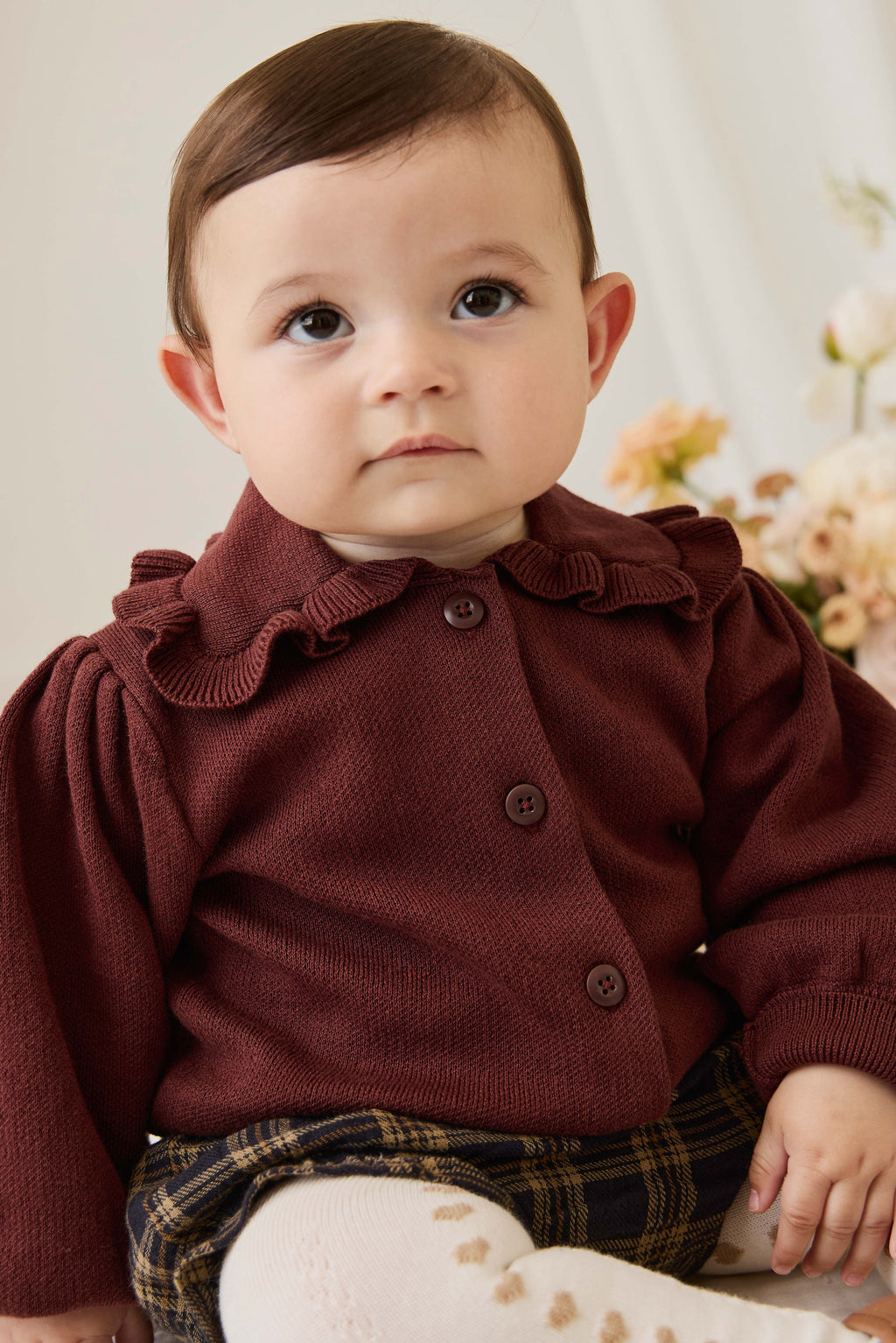 Gilet Boutonné en Tricot Marron Chocolat avec Col à Volants pour Fille