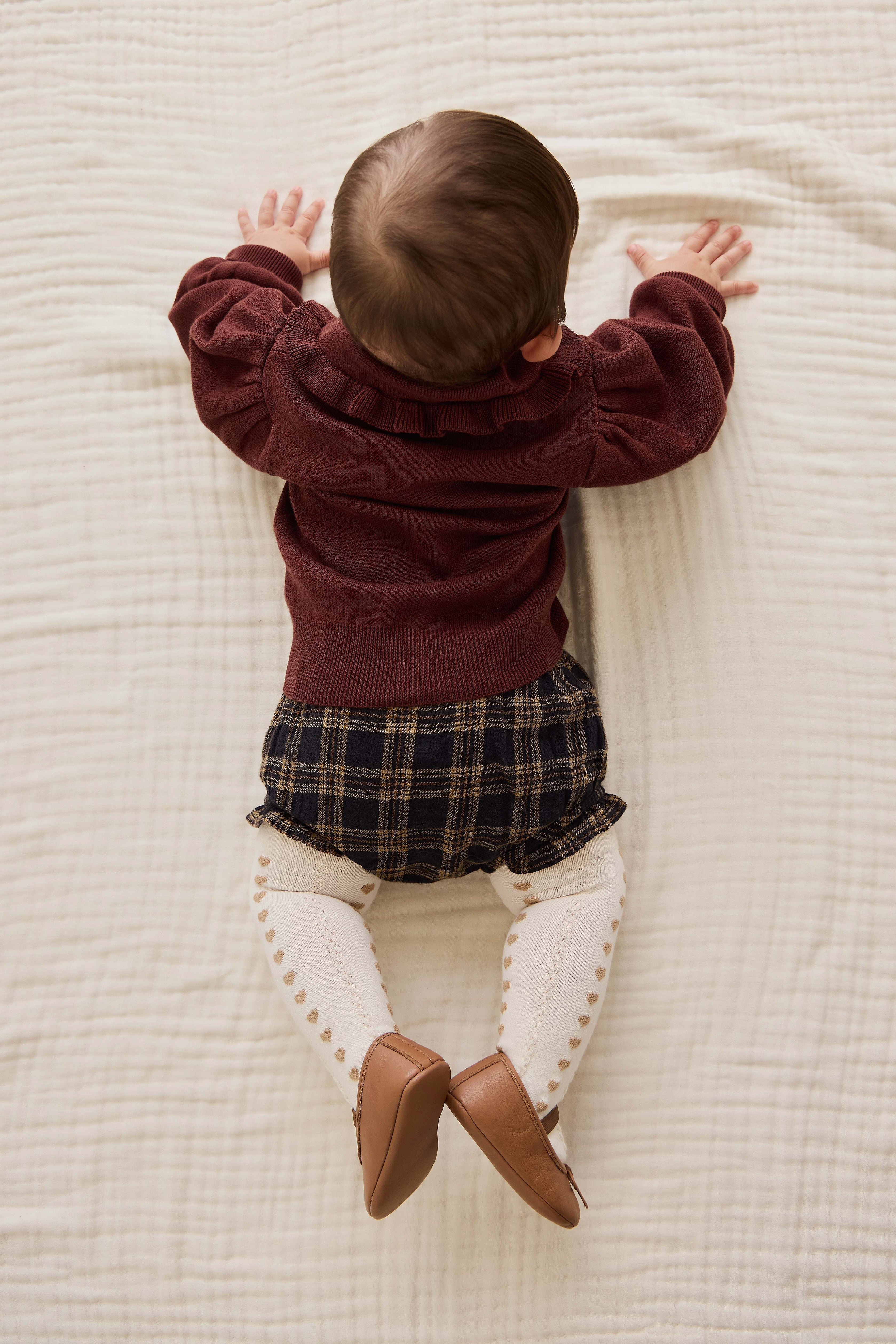 Gilet Boutonné en Tricot Marron Chocolat avec Col à Volants pour Fille