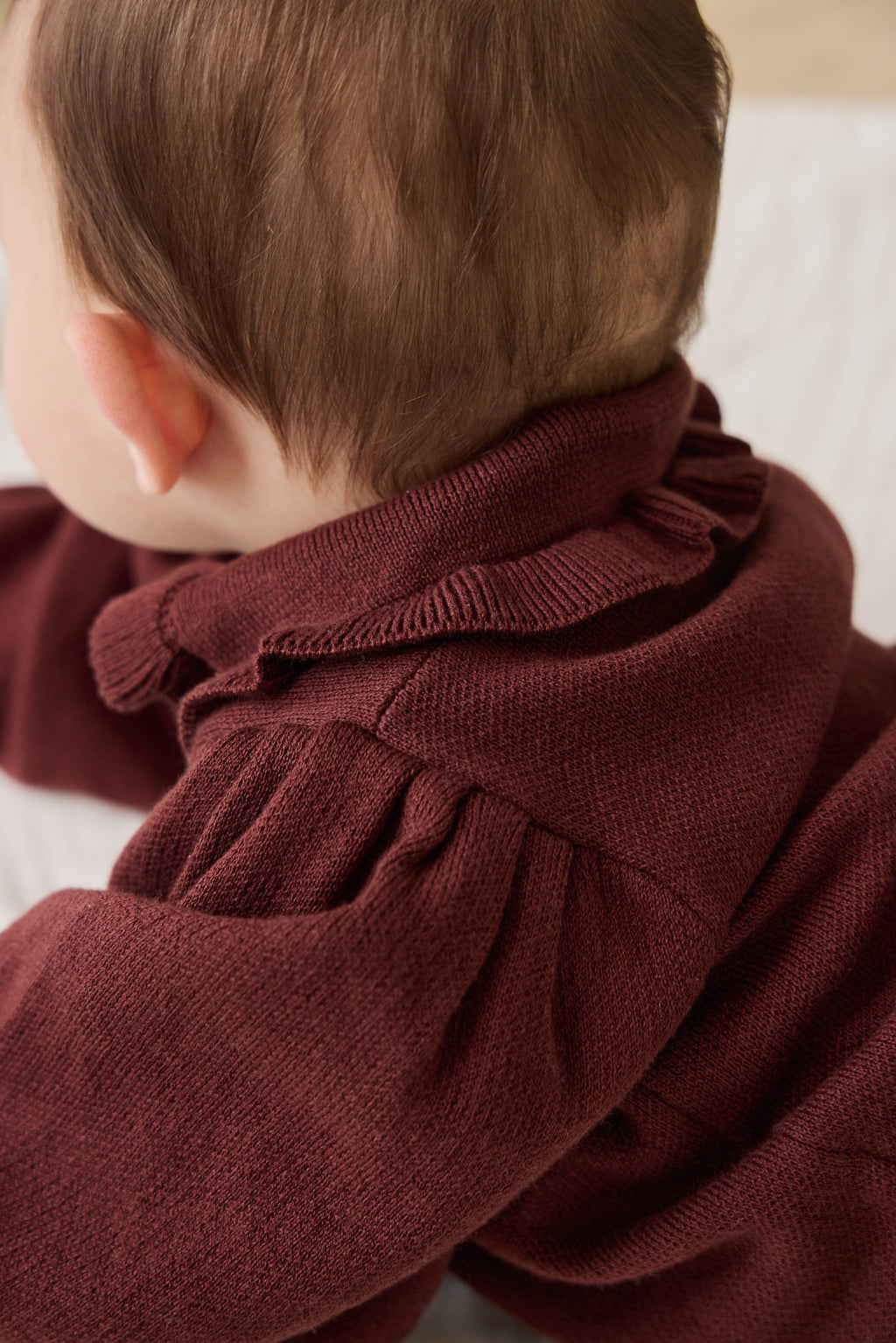 Gilet Boutonné en Tricot Marron Chocolat avec Col à Volants pour Fille