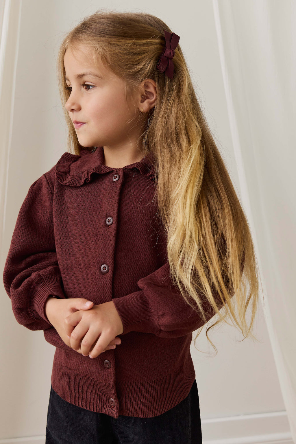 Gilet Boutonné en Tricot Marron Chocolat avec Col à Volants pour Fille