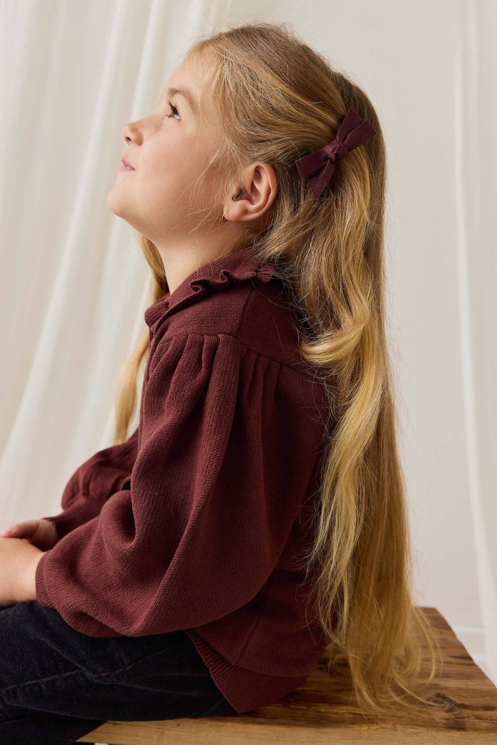 Gilet Boutonné en Tricot Marron Chocolat avec Col à Volants pour Fille