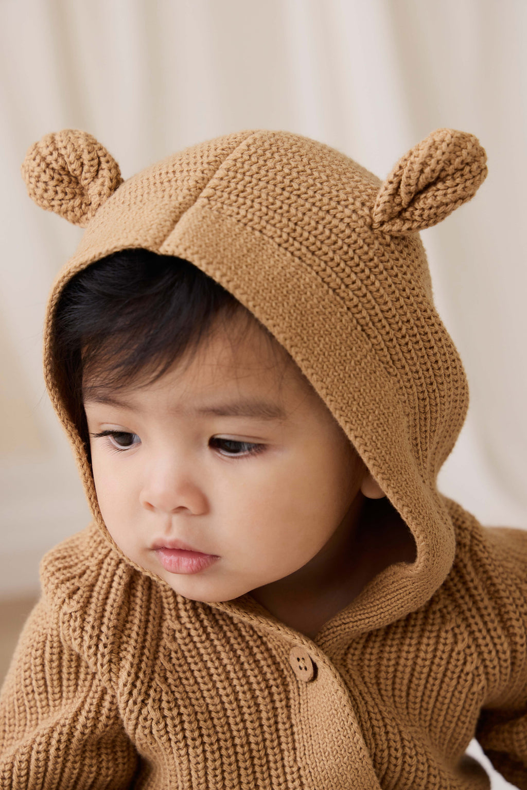 Grenouillère tricotée pour bébé, une pièce chaude et confortable, couleur brun fauve avec capuche à oreilles d'ours