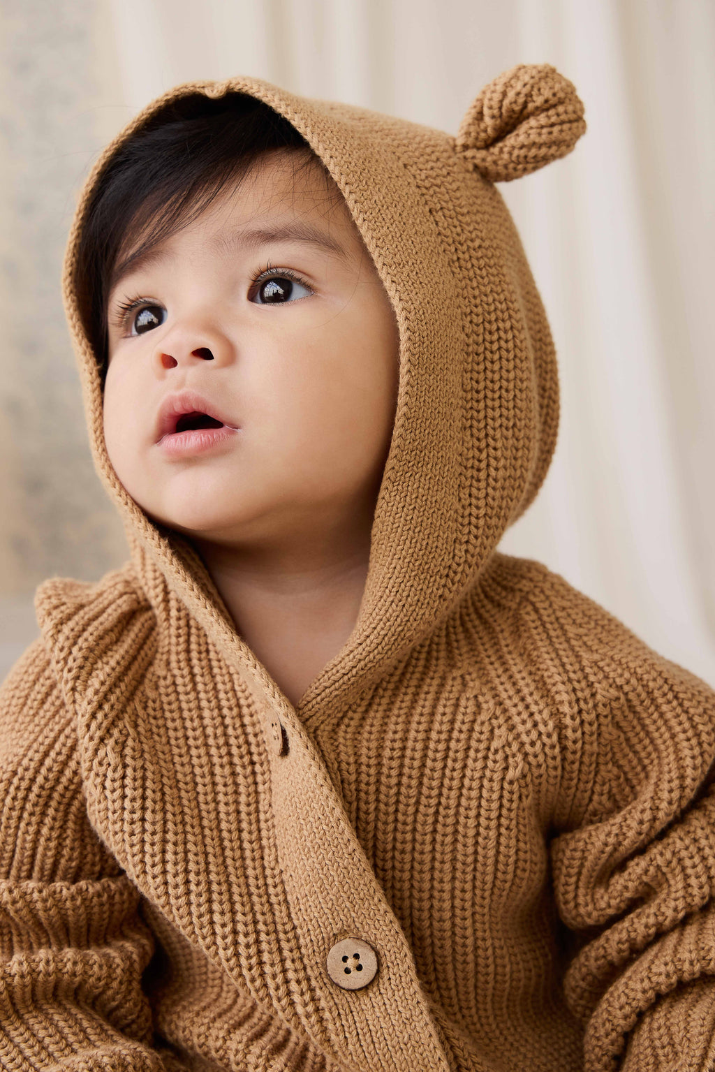 Grenouillère tricotée pour bébé, une pièce chaude et confortable, couleur brun fauve avec capuche à oreilles d'ours