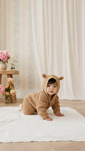 Grenouillère tricotée pour bébé, une pièce chaude et confortable, couleur brun fauve avec capuche à oreilles d'ours