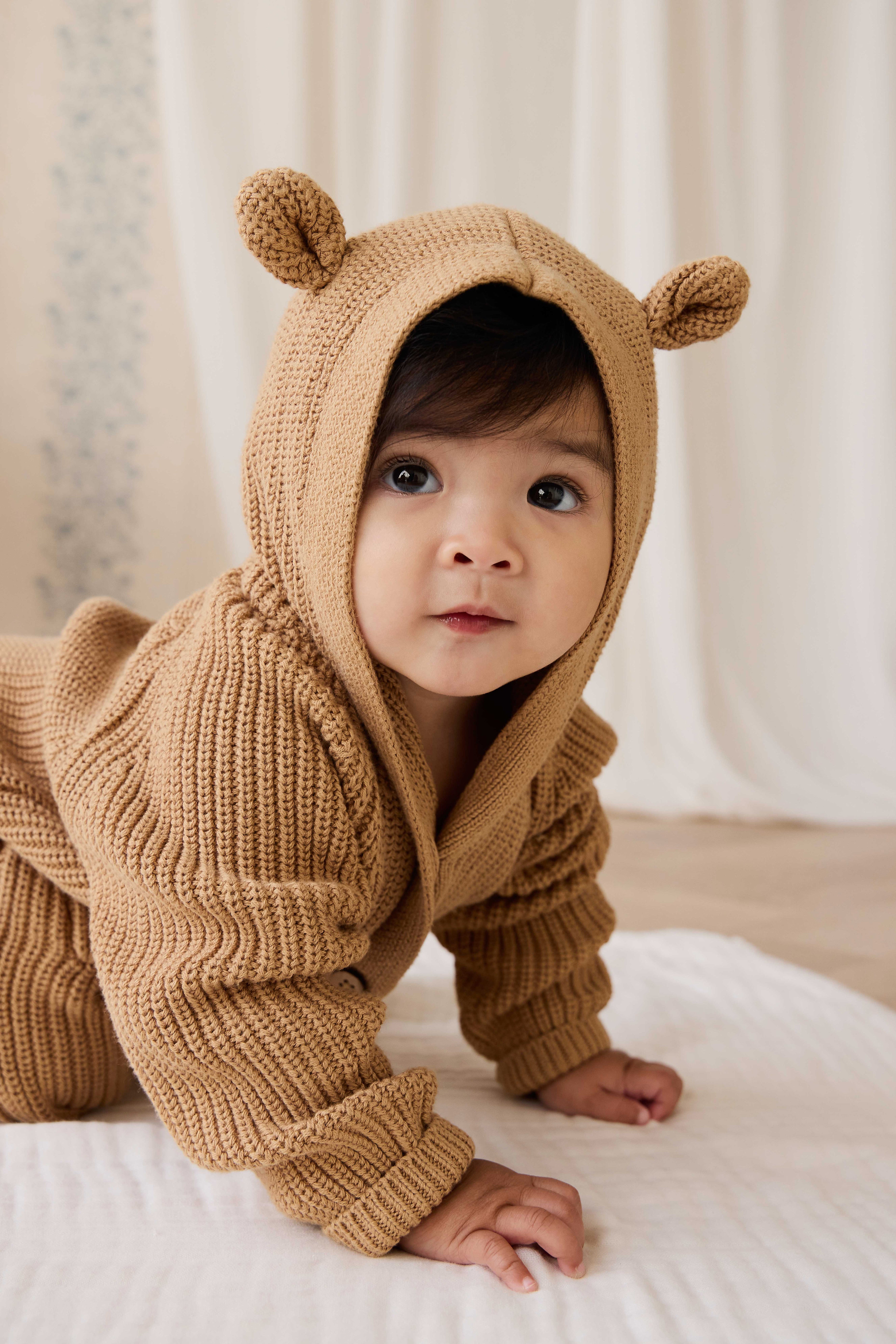 Grenouillère tricotée pour bébé, une pièce chaude et confortable, couleur brun fauve avec capuche à oreilles d'ours
