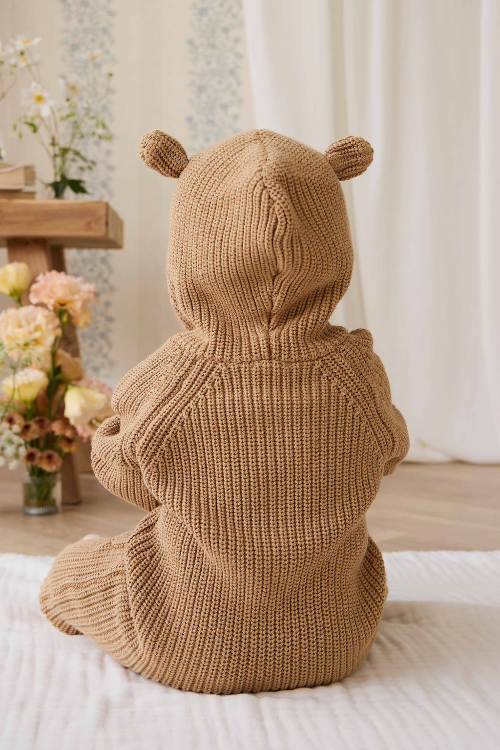 Grenouillère tricotée pour bébé, une pièce chaude et confortable, couleur brun fauve avec capuche à oreilles d'ours